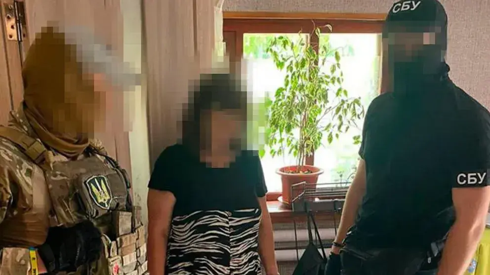 אישה שנעצרה על ידי שירותי הביטחון של אוקראינה בחשד שהעבירה מידע לרוסיה על תנועותיו של הנשיא וולודימיר זלנסקי, 7 באוגוסט 2023 אישה שנעצרה על ידי שירותי הביטחון של אוקראינה בחשד שהעבירה מידע לרוסיה על תנועותיו של הנשיא וולודימיר זלנסקי, 7 באוגוסט 2023