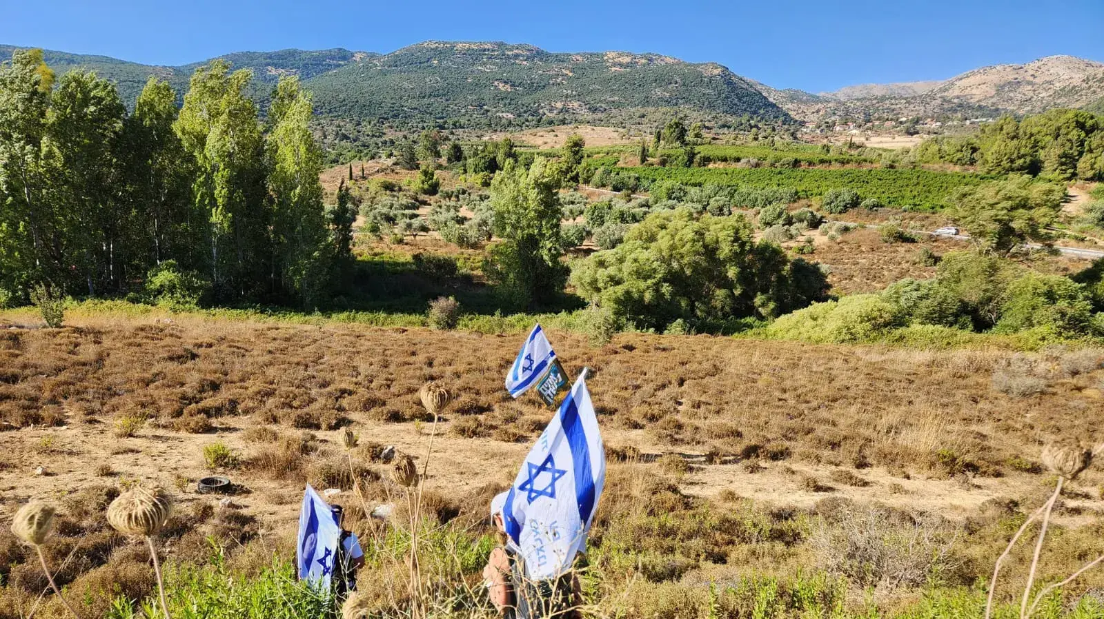 מפגינים נגד המהפכה המשפטית מגיעים למחות מול בית המלון שבו מתארחים ראש הממשלה, בנימין נתניהו ורעייתו שרה. נווה אטיב. 7 באוגוסט 2023
מפגינים נגד המהפכה המשפטית מגיעים למחות מול בית המלון שבו מתארחים ראש הממשלה, בנימין נתניהו ורעייתו שרה. נווה אטיב. 7 באוגוסט 2023
