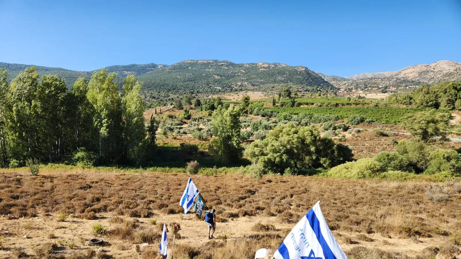 מפגינים נגד המהפכה המשפטית מגיעים למחות מול בית המלון שבו מתארחים ראש הממשלה, בנימין נתניהו ורעייתו שרה. נווה אטיב. 7 באוגוסט 2023
מפגינים נגד המהפכה המשפטית מגיעים למחות מול בית המלון שבו מתארחים ראש הממשלה, בנימין נתניהו ורעייתו שרה. נווה אטיב. 7 באוגוסט 2023