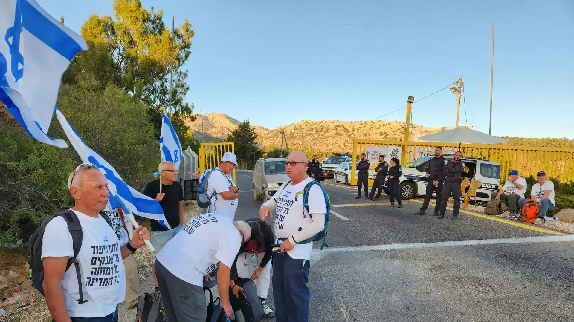 מפגינים נגד המהפכה המשפטית מגיעים למחות מול בית המלון שבו מתארחים ראש הממשלה, בנימין נתניהו ורעייתו שרה. נווה אטיב. 7 באוגוסט 2023 מפגינים נגד המהפכה המשפטית מגיעים למחות מול בית המלון שבו מתארחים ראש הממשלה, בנימין נתניהו ורעייתו שרה. נווה אטיב. 7 באוגוסט 2023