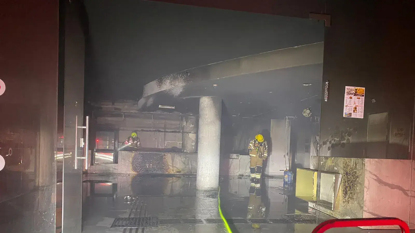 חשד להצתה בבניין משרדים ברחוב היינריך הרץ שבחוף שמן שבחיפה. חשד להצתה בבניין משרדים ברחוב היינריך הרץ שבחוף שמן שבחיפה.