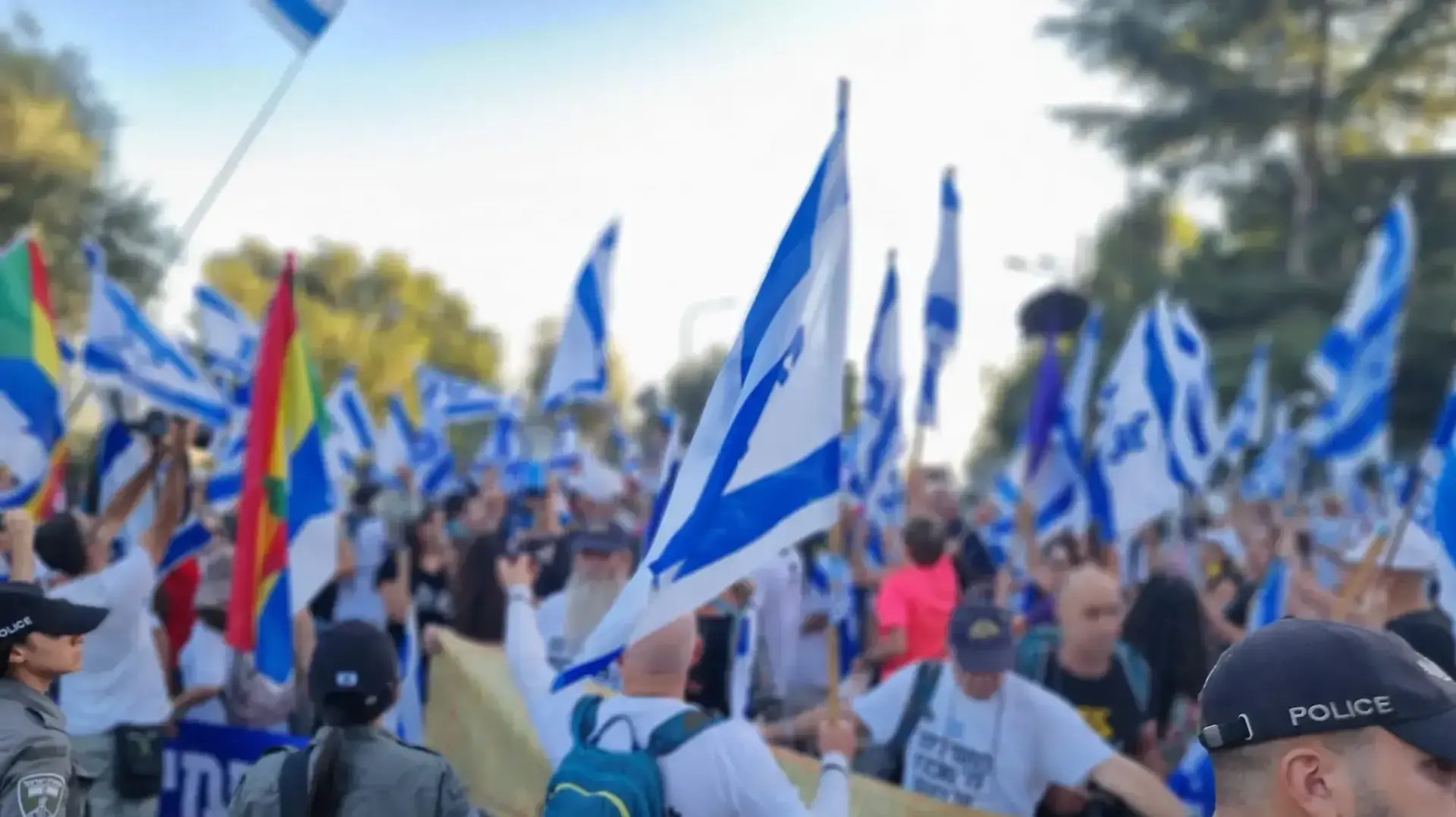 באישור המשטרה: הפגנה בנווה אטי"ב, שם הזוג נתניהו נמצא בנופש. 8 באוגוסט 2023 באישור המשטרה: הפגנה בנווה אטי"ב, שם הזוג נתניהו נמצא בנופש. 8 באוגוסט 2023