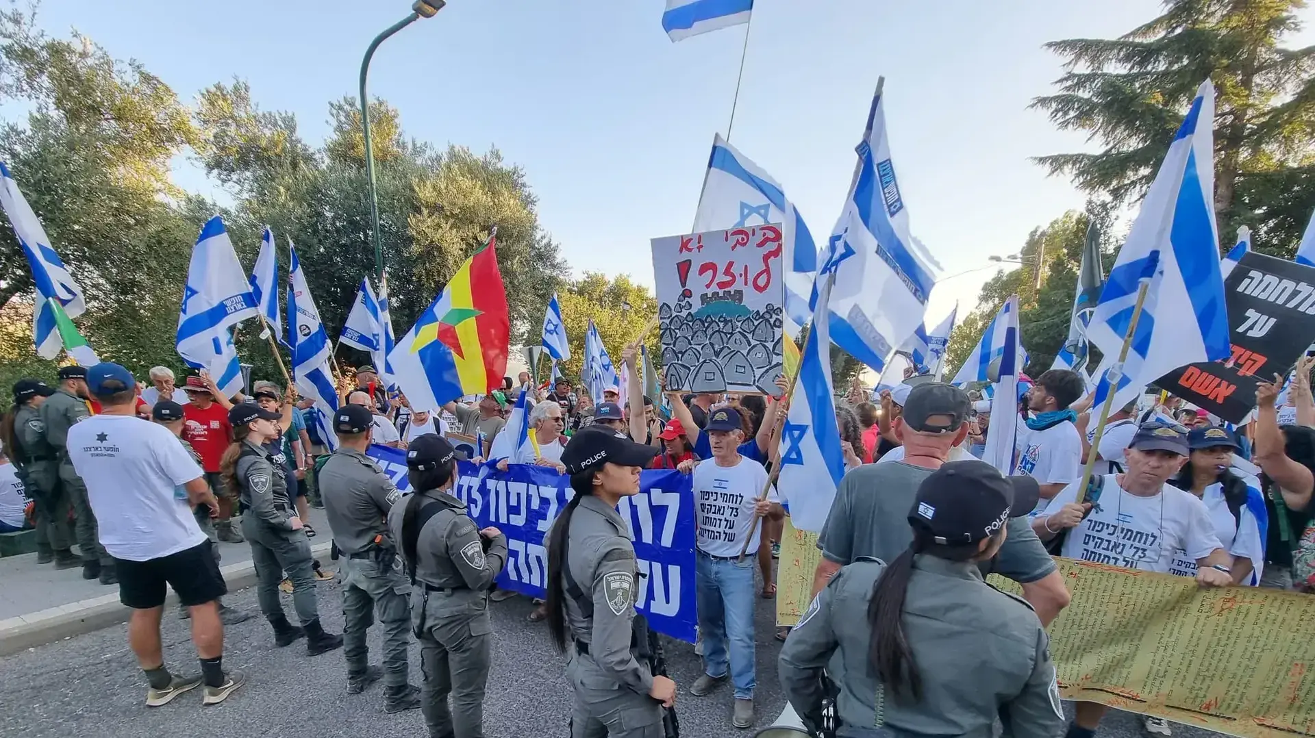 באישור המשטרה: הפגנה בנווה אטי"ב, שם הזוג נתניהו נמצא בנופש. 8 באוגוסט 2023 באישור המשטרה: הפגנה בנווה אטי"ב, שם הזוג נתניהו נמצא בנופש. 8 באוגוסט 2023