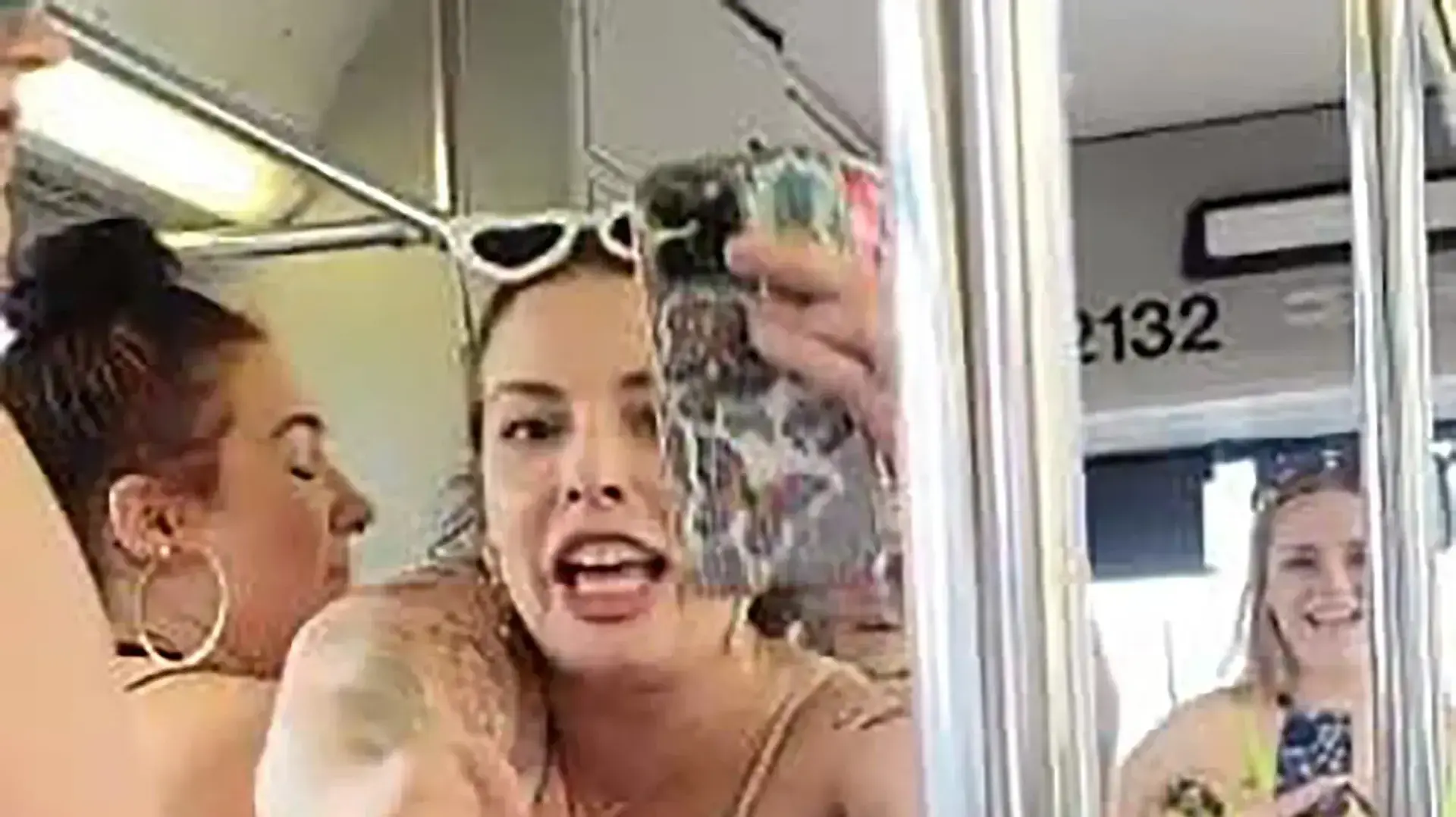 שתי נשים בביקיני השתוללו באוטובוס שתי נשים בביקיני השתוללו באוטובוס