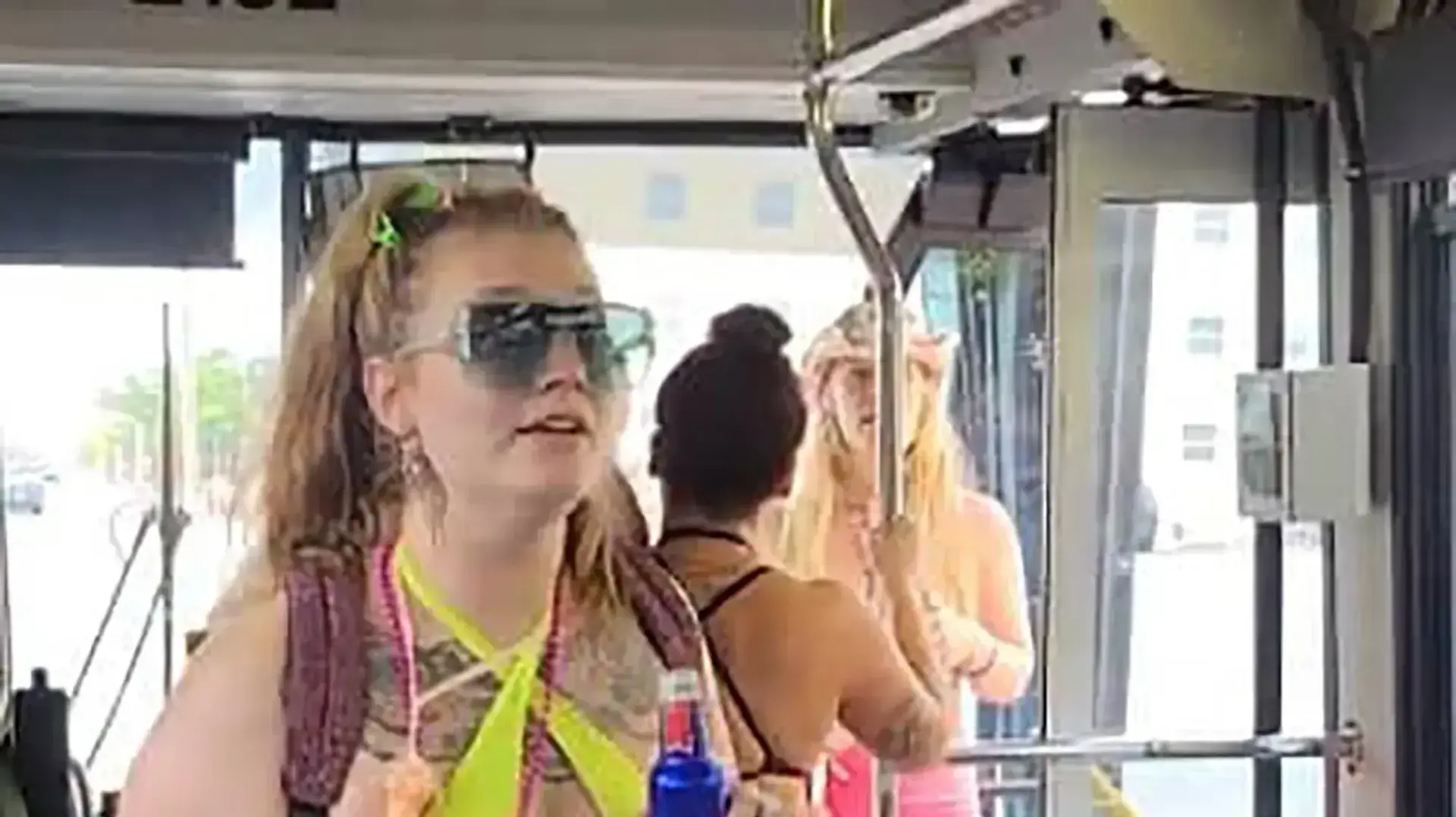 שתי נשים בביקיני השתוללו באוטובוס שתי נשים בביקיני השתוללו באוטובוס