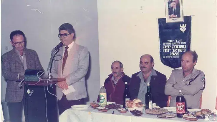 חיים לפלר, יושב שלישי משמאל, בטקס של העיריה שבו נואם ראש העיריה, ברוך ונגר, 1985 חיים לפלר, יושב שלישי משמאל, בטקס של העיריה שבו נואם ראש העיריה, ברוך ונגר, 1985