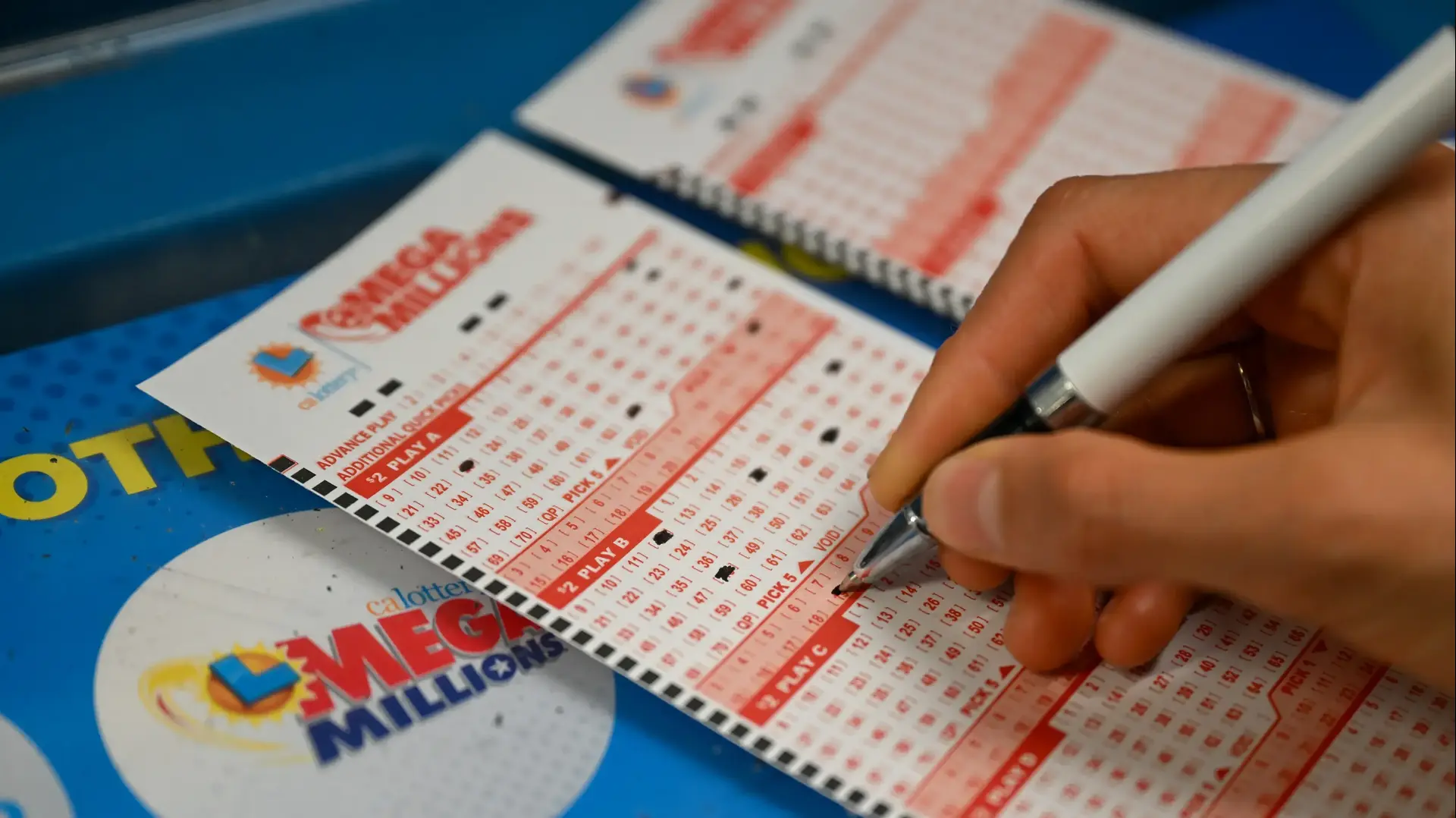 אדם ממלא טופס משחק של Mega Millions בעיר רדווד סיטי, קליפורניה, ארה"ב, 8 באוגוסט 2023 אדם ממלא טופס משחק של Mega Millions בעיר רדווד סיטי, קליפורניה, ארה"ב, 8 באוגוסט 2023