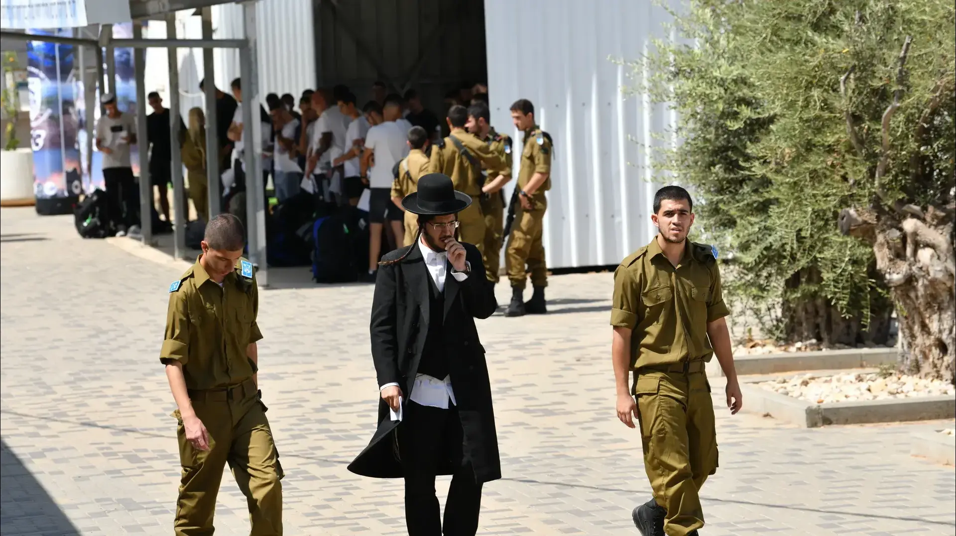 חייילים שהתגייסו לצה"ל, לשכת הגיוס, בקו"ם, תל השומר, 9 באוגוסט 2023 חייילים שהתגייסו לצה"ל, לשכת הגיוס, בקו"ם, תל השומר, 9 באוגוסט 2023