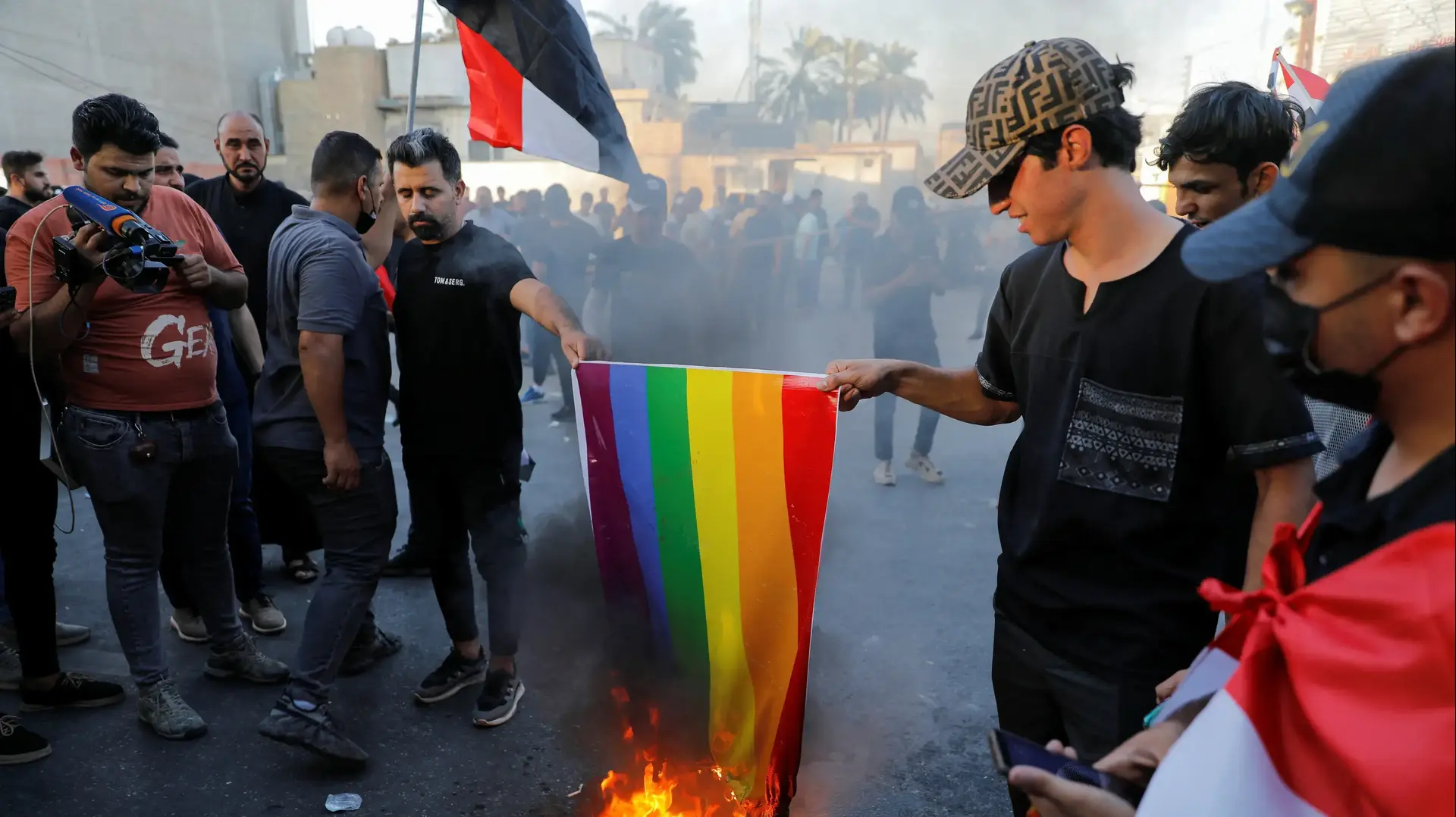 מפגינים שורפים דגל גאווה במחאה נגד שריפת ספרי קוראן בבגדאד, עיראק, 22 ביולי 2023 מפגינים שורפים דגל גאווה במחאה נגד שריפת ספרי קוראן בבגדאד, עיראק, 22 ביולי 2023