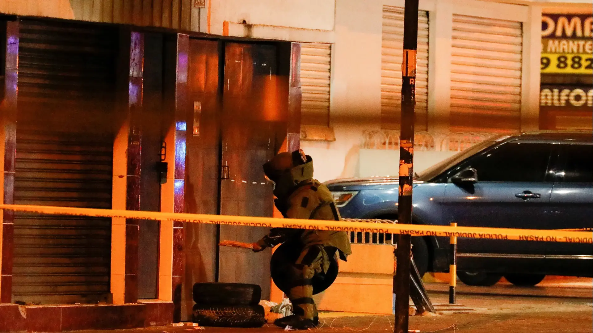 שוטר בזירת ההתנקשות במועמד לנשיאות פרננדו וילאוויסנסיו בקיטו, אקוודור, 10 באוגוסט 2023