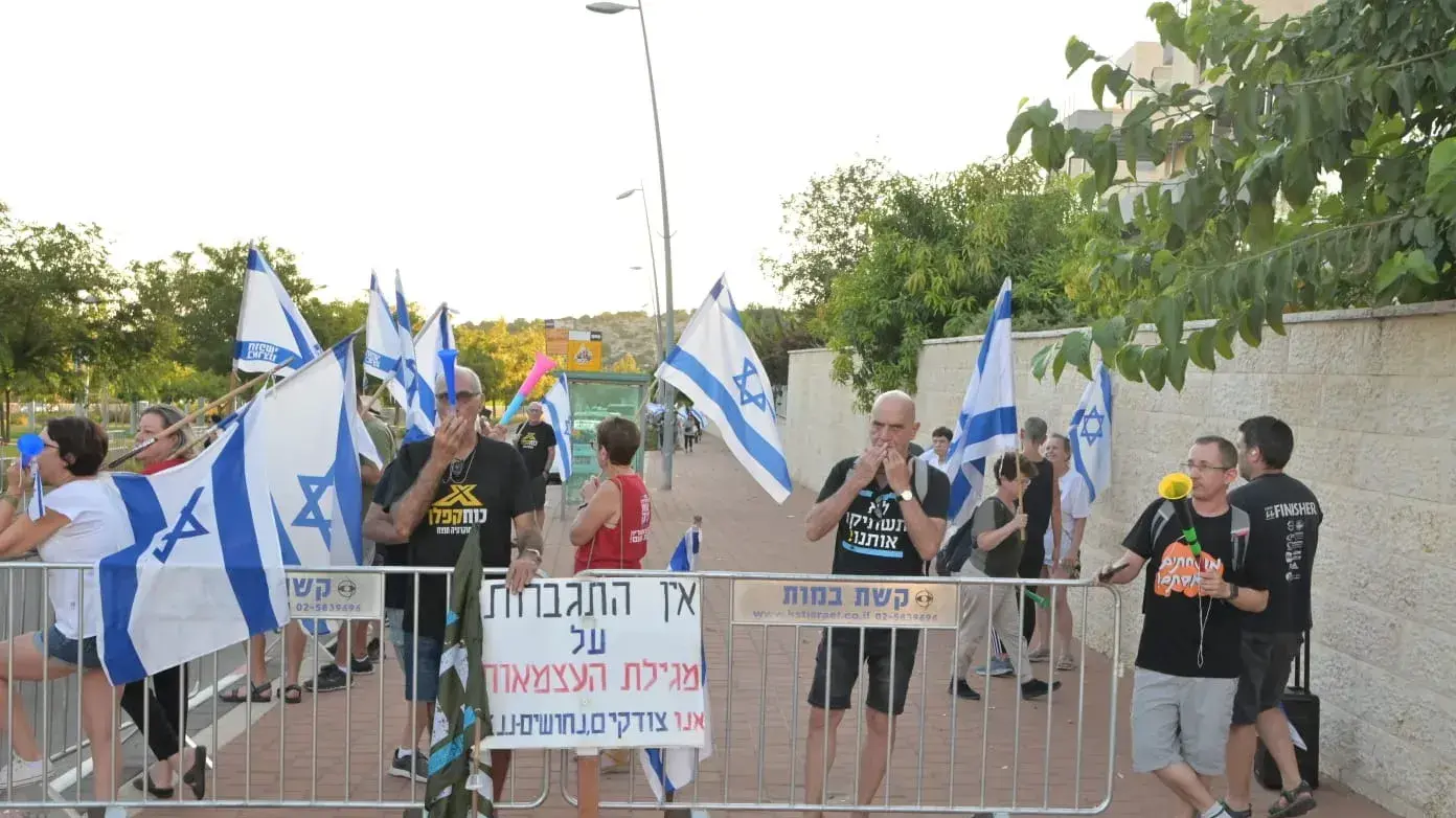 הפגנה מול ביתו של השר יריב לוין במודיעין כחלק ממבצע "ניגוד עניינים" של מארגני המחאה נגד המהפכה המשפטית 10 באוגוסט 2023 הפגנה מול ביתו של השר יריב לוין במודיעין כחלק ממבצע "ניגוד עניינים" של מארגני המחאה נגד המהפכה המשפטית 10 באוגוסט 2023