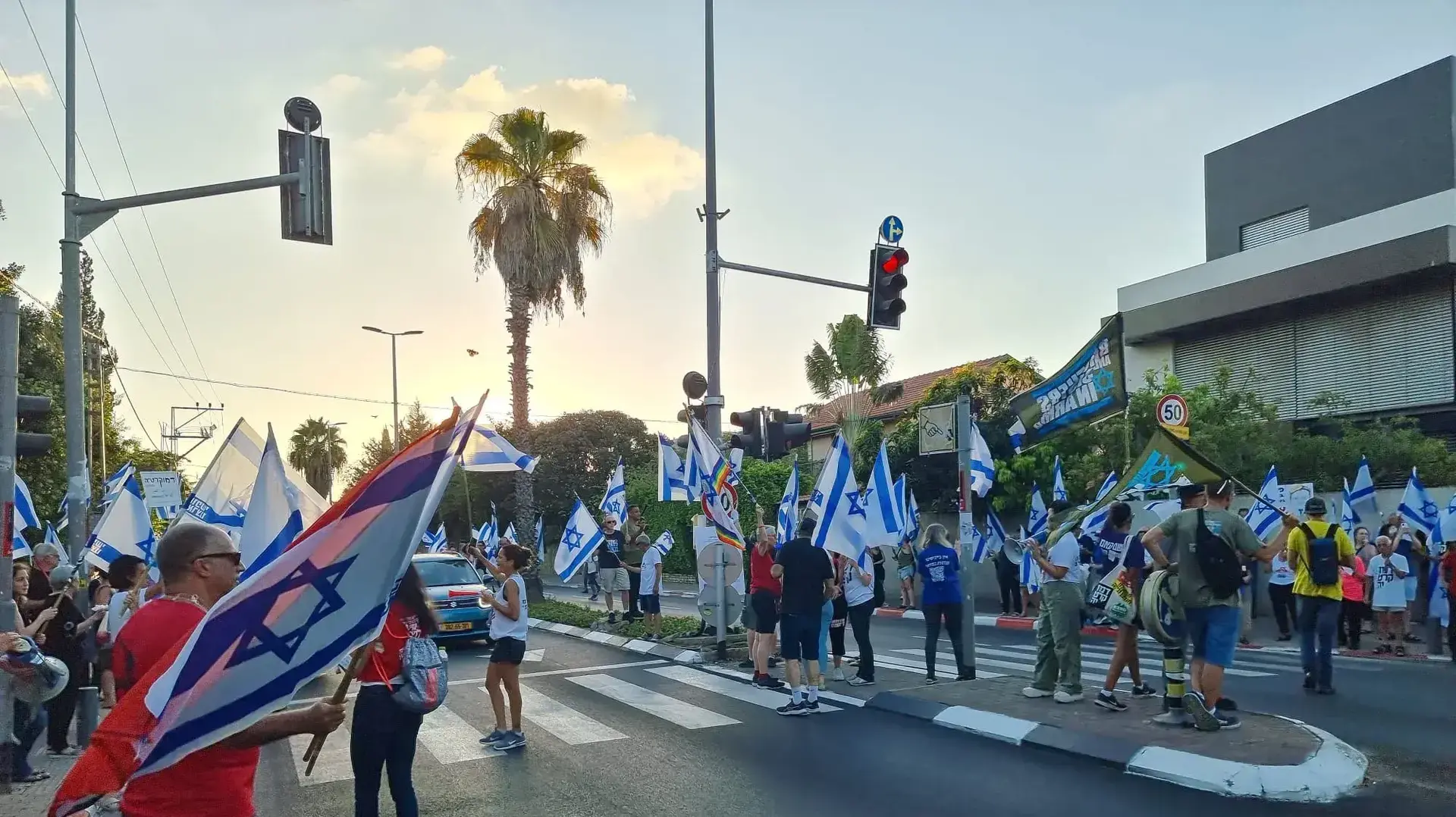 הפגנה מול ביתה של השרה גילה גמליאל כחלק ממבצע "ניגוד עניינים" של מארגני המחאה נגד המהפכה המשפטית 10 באוגוסט 2023 הפגנה מול ביתה של השרה גילה גמליאל כחלק ממבצע "ניגוד עניינים" של מארגני המחאה נגד המהפכה המשפטית 10 באוגוסט 2023