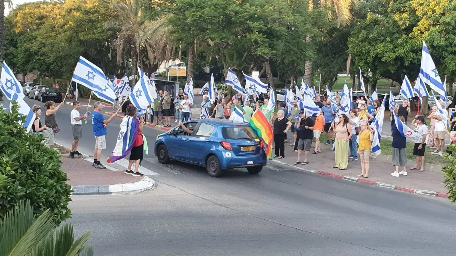 הפגנה מול ביתו של ח"כ דני דנון ברעננה כחלק ממבצע "ניגוד עניינים" של מארגני המחאה נגד המהפכה המשפטית 10 באוגוסט 2023 הפגנה מול ביתו של ח"כ דני דנון ברעננה כחלק ממבצע "ניגוד עניינים" של מארגני המחאה נגד המהפכה המשפטית 10 באוגוסט 2023