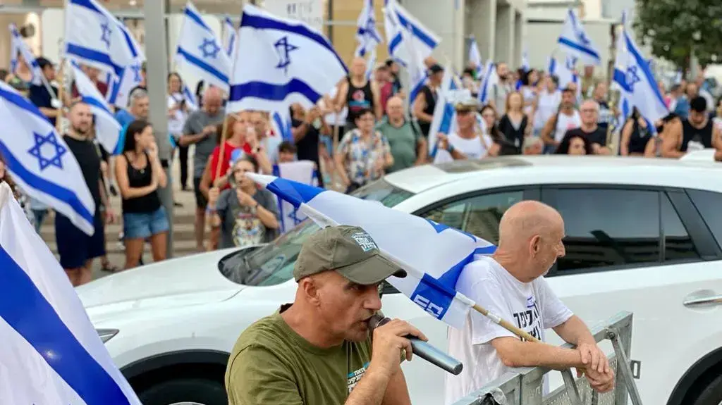 הפגנה מול ביתו של יו"ר הכנסת אמיר אוחנה כחלק ממבצע "ניגוד עניינים" של מארגני המחאה נגד המהפכה המשפטית 10 באוגוסט 2023 הפגנה מול ביתו של יו"ר הכנסת אמיר אוחנה כחלק ממבצע "ניגוד עניינים" של מארגני המחאה נגד המהפכה המשפטית 10 באוגוסט 2023