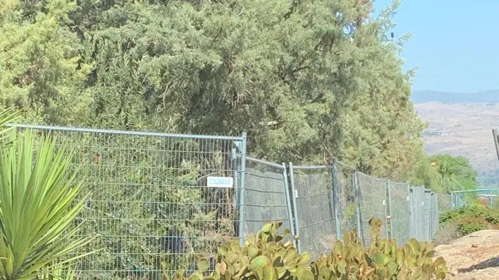 גידור במושב רמות לקראת הגעת בני הזוג נתניהו, 11 באוגוסט 2023 גידור במושב רמות לקראת הגעת בני הזוג נתניהו, 11 באוגוסט 2023