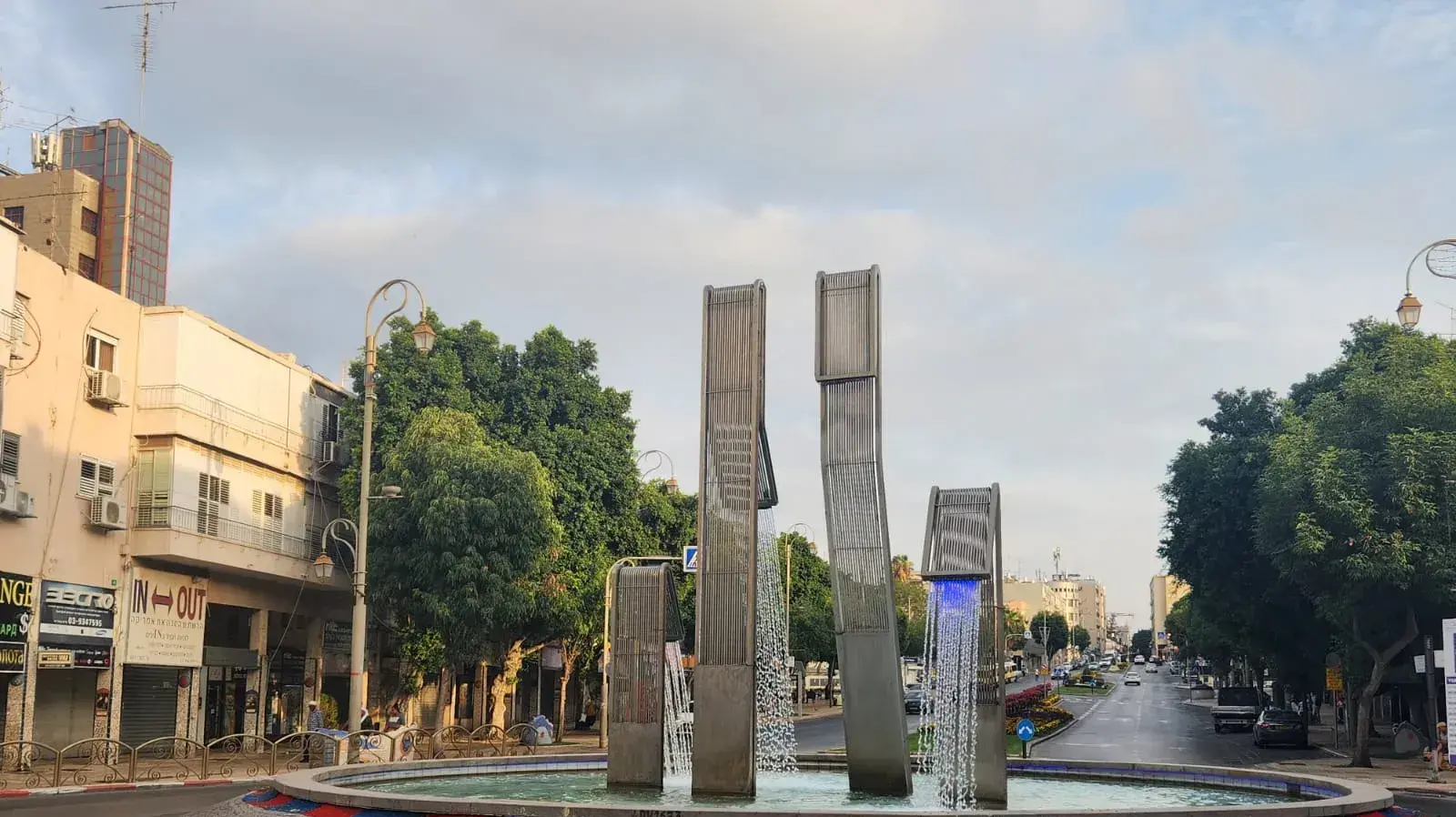 עיריית פתח תקווה הסירה את דגל ארה"ב ואת השלט עליו היה כתוב "כיכר דונאלד טראמפ: הנשיא ה-45 של ארה"ב והראשון להכיר בירושלים כבירת מדינת ישראל." עיריית פתח תקווה הסירה את דגל ארה"ב ואת השלט עליו היה כתוב "כיכר דונאלד טראמפ: הנשיא ה-45 של ארה"ב והראשון להכיר בירושלים כבירת מדינת ישראל."