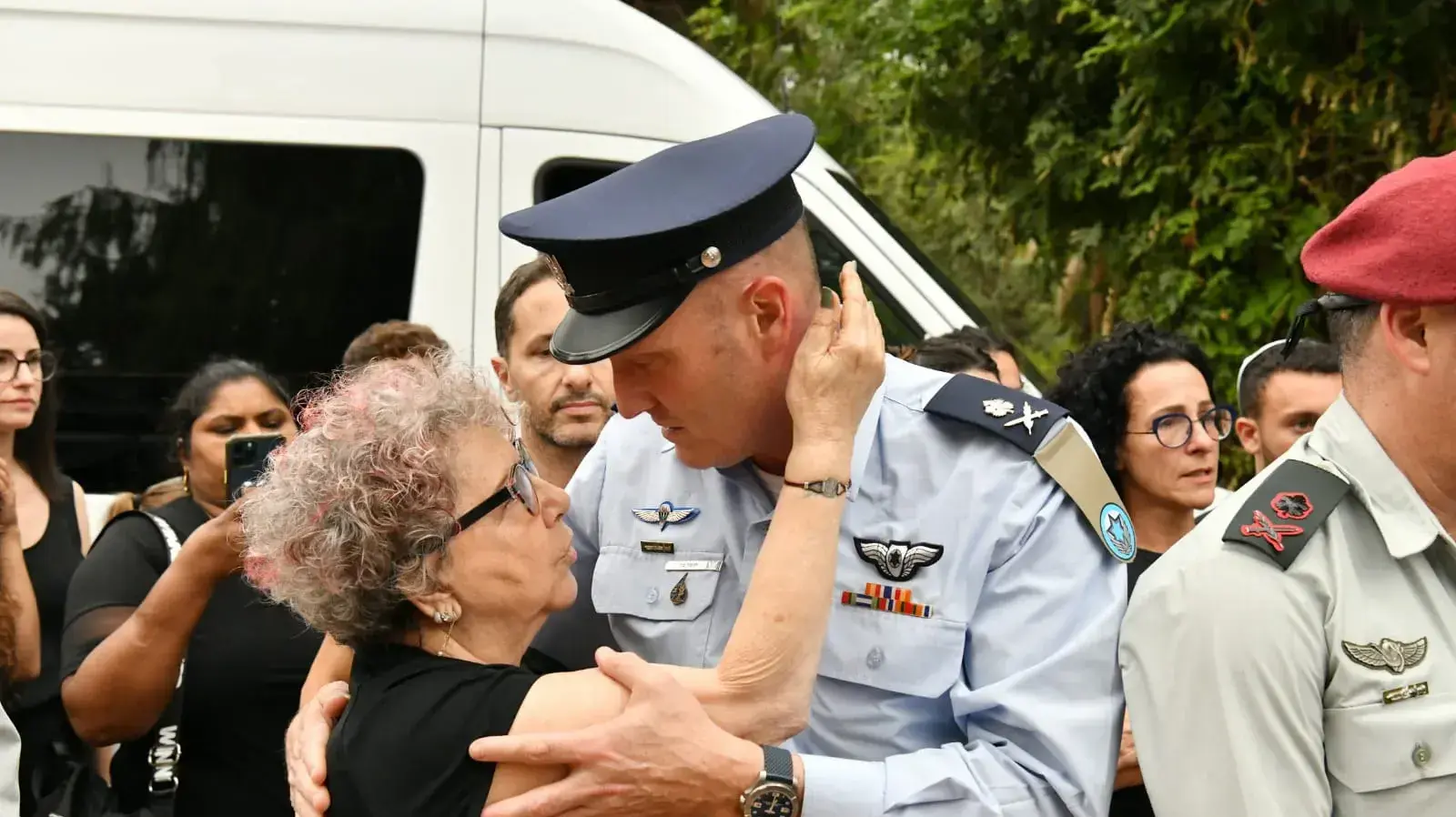 מפקד חיל האוויר , אלוף תומר בר, בהלווית "אלוף ההפלות" גיורא רום, בית העלמין סביון. 13 באוגוסט 2023 מפקד חיל האוויר , אלוף תומר בר, בהלווית "אלוף ההפלות" גיורא רום, בית העלמין סביון. 13 באוגוסט 2023