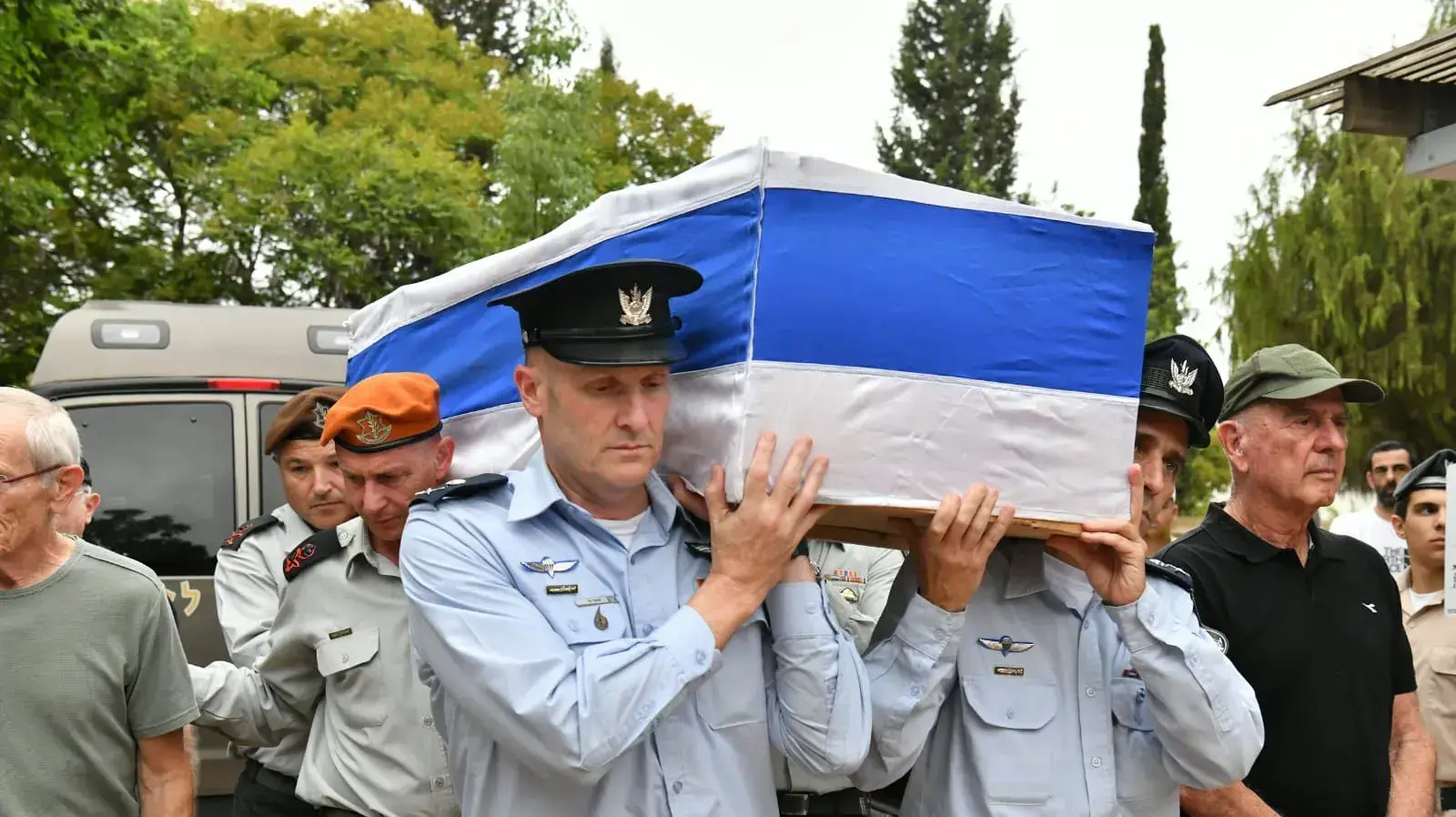 מפקד חיל האוויר, אלוף תומר בר, בהלווית "אלוף ההפלות"  גיורא רום, בית העלמין סביון. 13 באוגוסט 2023