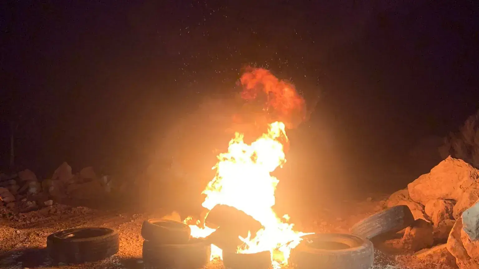 פעילי ימין מבעירים צמיגים בתגובה לנסיון פינוי המאחז "אעירה השחר". 14 באוגוסט 2023 פעילי ימין מבעירים צמיגים בתגובה לנסיון פינוי המאחז "אעירה השחר". 14 באוגוסט 2023