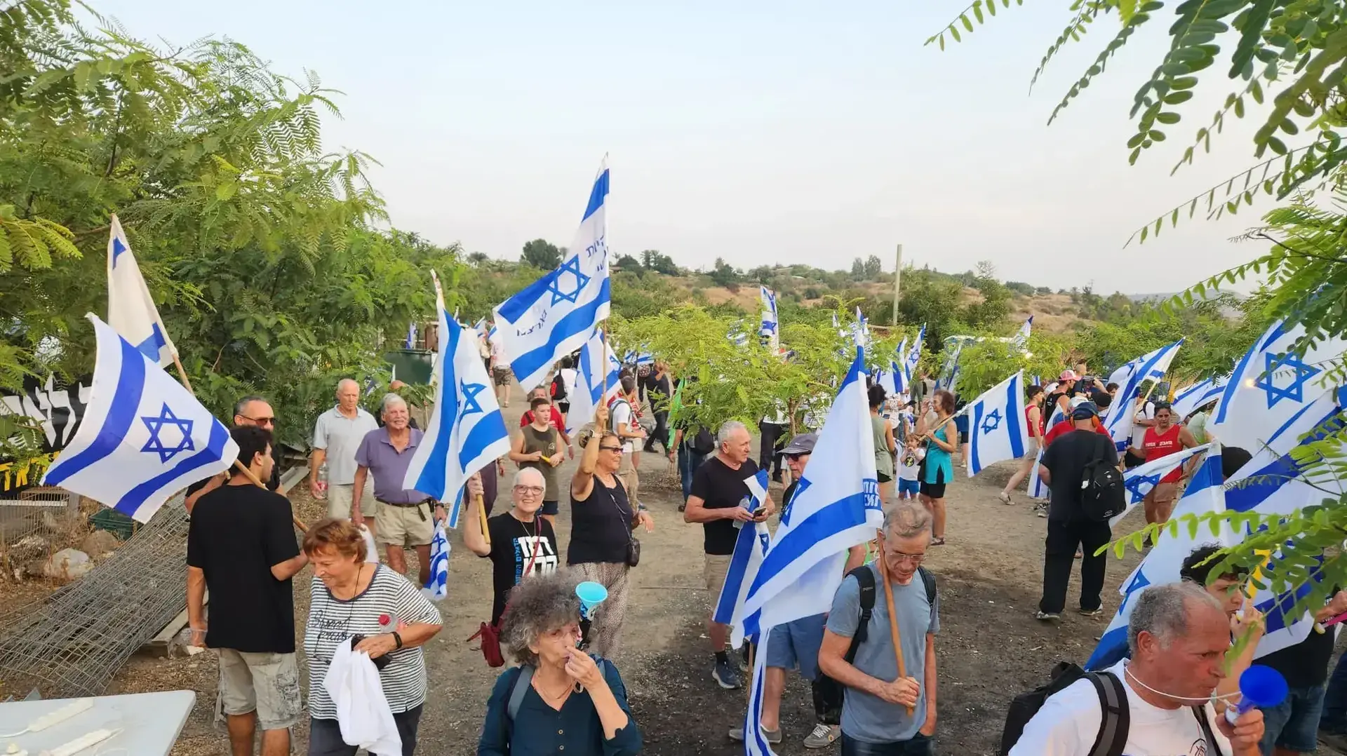 הפגנות נגד המהפכה המשפטית בעקבות הגעתם של ראש הממשלה ורעייתו לחופשה במושב רמות. 14 באוגוסט 2023 הפגנות נגד המהפכה המשפטית בעקבות הגעתם של ראש הממשלה ורעייתו לחופשה במושב רמות. 14 באוגוסט 2023