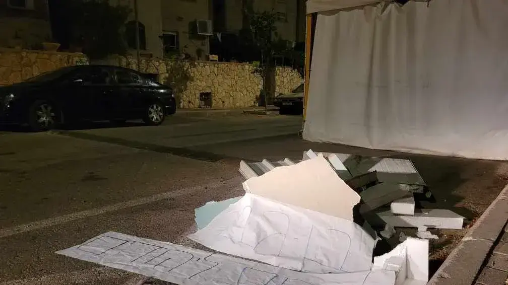מתקפה מבית: הריסות הבתים מהמאחז בבנימין הוצבו כמחאה מול ביתם של בצלאל סמוטריץ' ואיתמר בן גביר. 15 באוגוסט 2023 מתקפה מבית: הריסות הבתים מהמאחז בבנימין הוצבו כמחאה מול ביתם של בצלאל סמוטריץ' ואיתמר בן גביר. 15 באוגוסט 2023