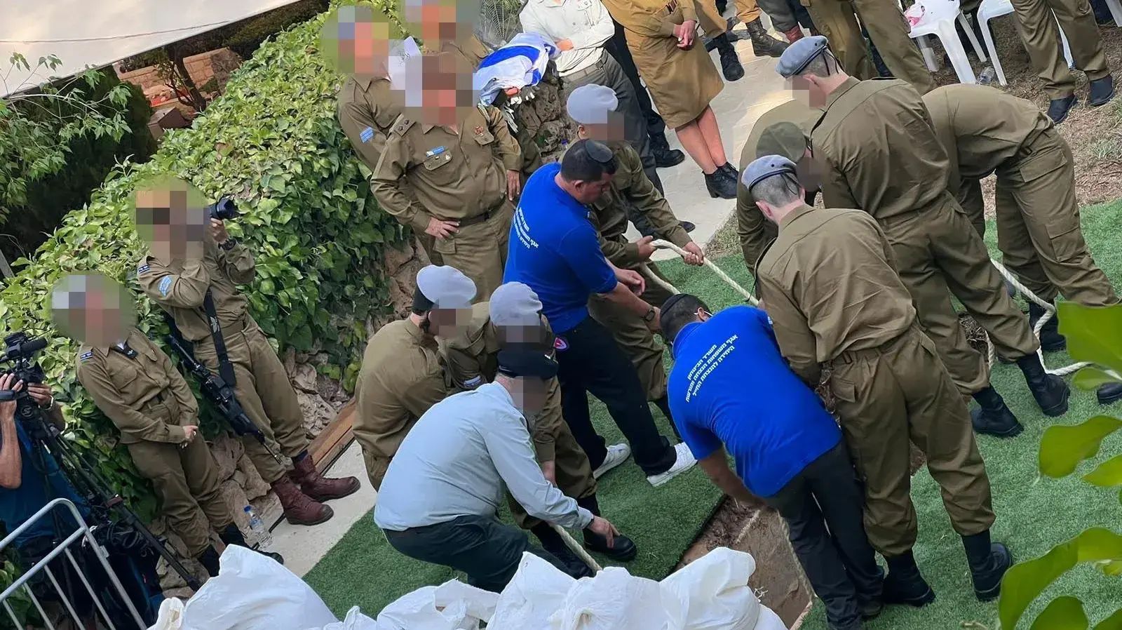 לוויתו של הלוחם הלל נחמיה אופן שמת באימון, הר הרצל
15.08.23 לוויתו של הלוחם הלל נחמיה אופן שמת באימון, הר הרצל
15.08.23