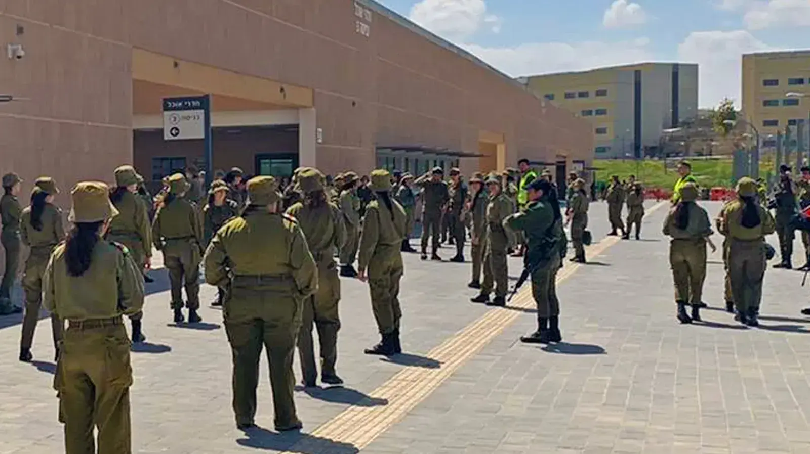 כניסה לחדר אוכל בעיר הבה"דים כניסה לחדר אוכל בעיר הבה"דים