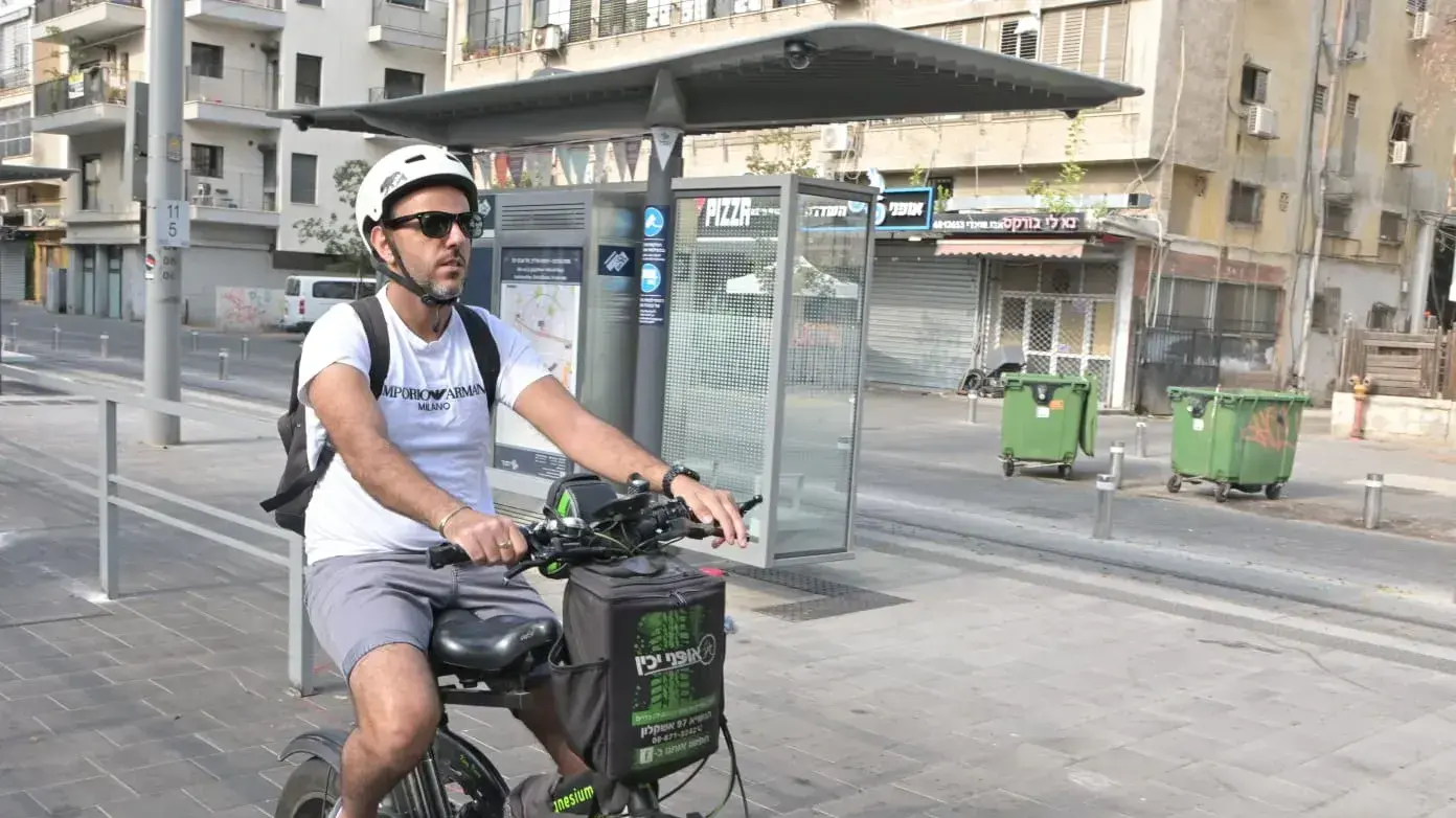 רוכב אופנים חשמליים, תחנת רכבת קלה ארליך, ת"א יפו, 16 באוגוסט 2023 רוכב אופנים חשמליים, תחנת רכבת קלה ארליך, ת"א יפו, 16 באוגוסט 2023