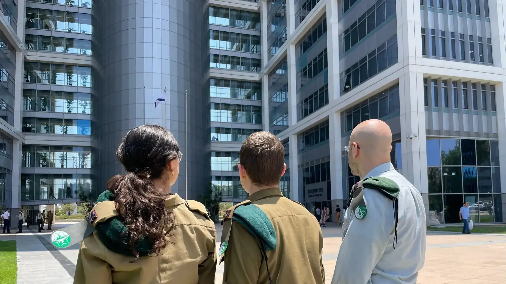 סגן ט׳ (23), ראש חוליית כלכלת איראן, סגן ח׳ (23), ראש חוליית פנים איראן, רב סרן ע׳ (36) רמ״ד פנים וכלכלת איראן סגן ט׳ (23), ראש חוליית כלכלת איראן, סגן ח׳ (23), ראש חוליית פנים איראן, רב סרן ע׳ (36) רמ״ד פנים וכלכלת איראן