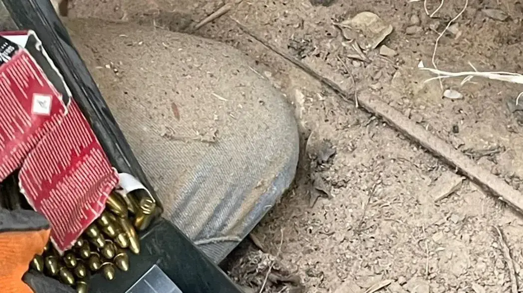 שוטרי המחוז הדרומי ולוחמי מג"ב עצרו תושבי רהט ולקייה, בחשד למעורבותם באירוע ירי ותפסו רובה מסוג M16 עם 6 אקדחים, מחסניות, רימון ותחמושת. שוטרי המחוז הדרומי ולוחמי מג"ב עצרו תושבי רהט ולקייה, בחשד למעורבותם באירוע ירי ותפסו רובה מסוג M16 עם 6 אקדחים, מחסניות, רימון ותחמושת.
