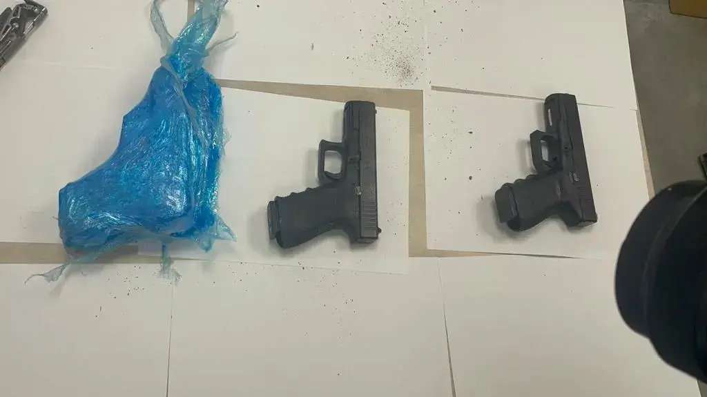 שוטרי המחוז הדרומי ולוחמי מג"ב עצרו תושבי רהט ולקייה, בחשד למעורבותם באירוע ירי ותפסו רובה מסוג M16 עם 6 אקדחים, מחסניות, רימון ותחמושת. שוטרי המחוז הדרומי ולוחמי מג"ב עצרו תושבי רהט ולקייה, בחשד למעורבותם באירוע ירי ותפסו רובה מסוג M16 עם 6 אקדחים, מחסניות, רימון ותחמושת.