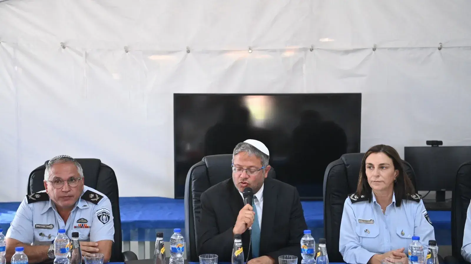 השר לביטחון לאומי איתמר בן גביר סייר בבית הסוהר הבטחוני עופר בלווי נציבת בתי הסוהר, רב גונדר קטי פרי. 16 באוגוסט 2023
השר לביטחון לאומי איתמר בן גביר סייר בבית הסוהר הבטחוני עופר בלווי נציבת בתי הסוהר, רב גונדר קטי פרי. 16 באוגוסט 2023