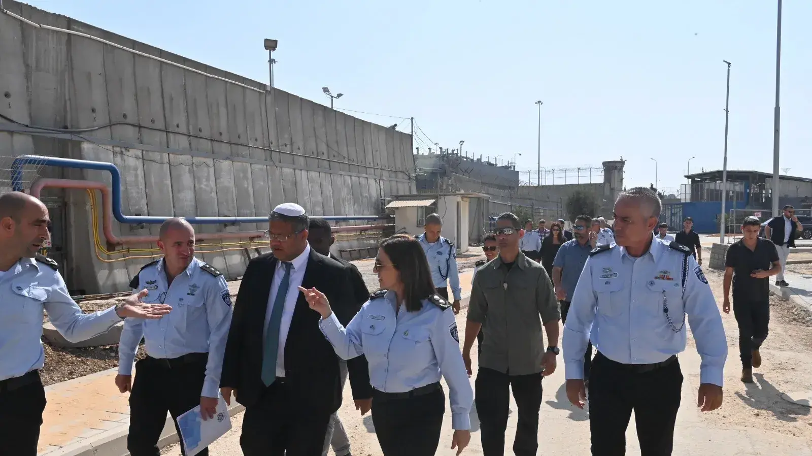 השר לביטחון לאומי איתמר בן גביר סייר בבית הסוהר הבטחוני עופר בלווי נציבת בתי הסוהר, רב גונדר קטי פרי. 16 באוגוסט 2023
