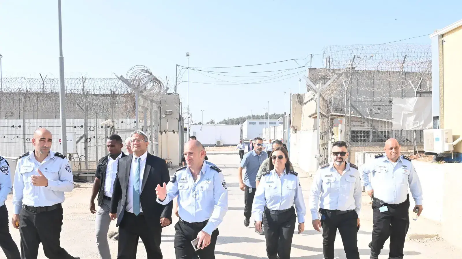 השר לביטחון לאומי איתמר בן גביר סייר בבית הסוהר הבטחוני עופר בלווי נציבת בתי הסוהר, רב גונדר קטי פרי. 16 באוגוסט 2023 השר לביטחון לאומי איתמר בן גביר סייר בבית הסוהר הבטחוני עופר בלווי נציבת בתי הסוהר, רב גונדר קטי פרי. 16 באוגוסט 2023