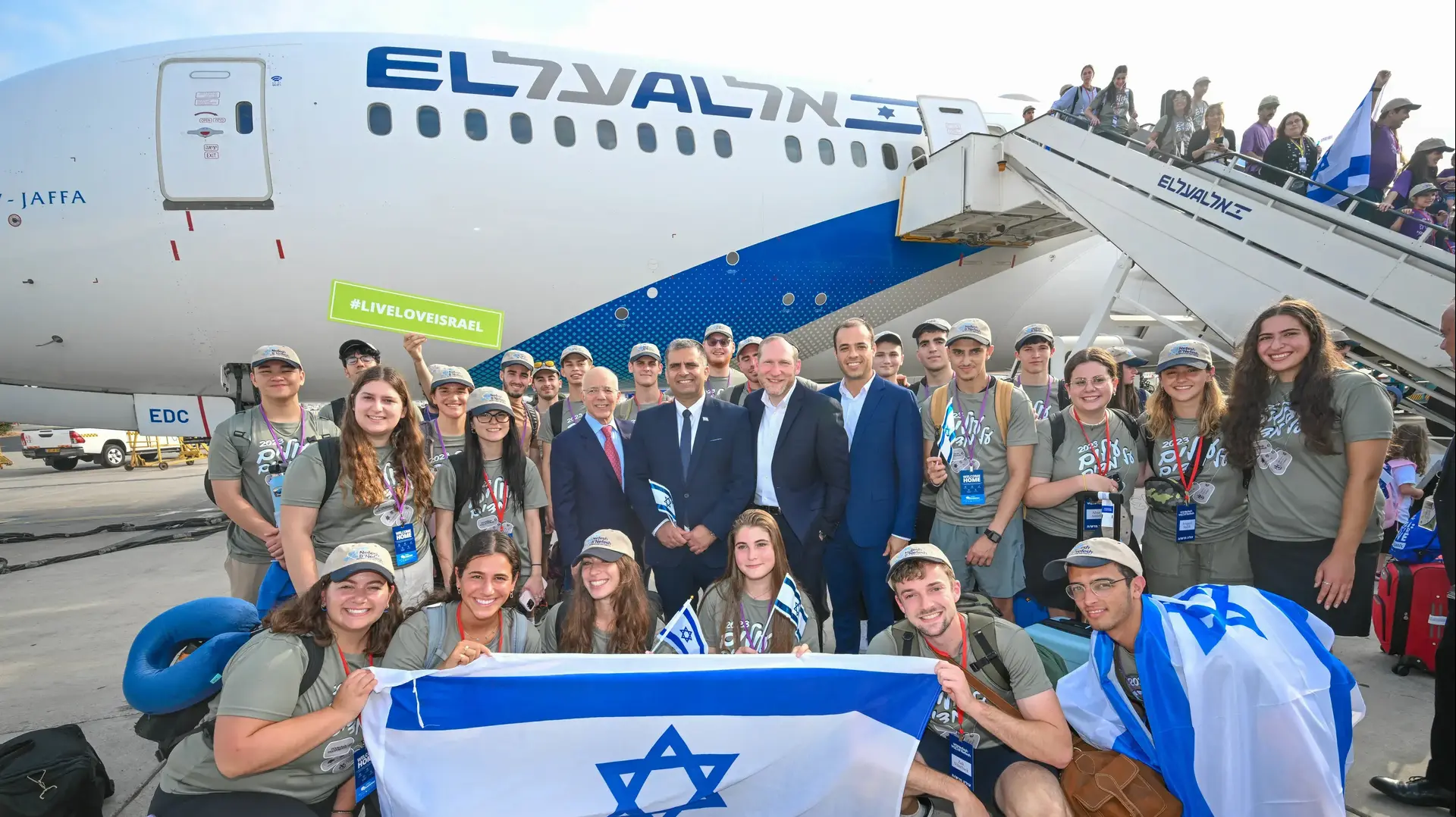 העולים שיתגייסו, עם אביחי כהנא מנכ"ל משרד העלייה והקליטה, הרב פס, השר אופיר סופר וטוני גלברט העולים שיתגייסו, עם אביחי כהנא מנכ"ל משרד העלייה והקליטה, הרב פס, השר אופיר סופר וטוני גלברט