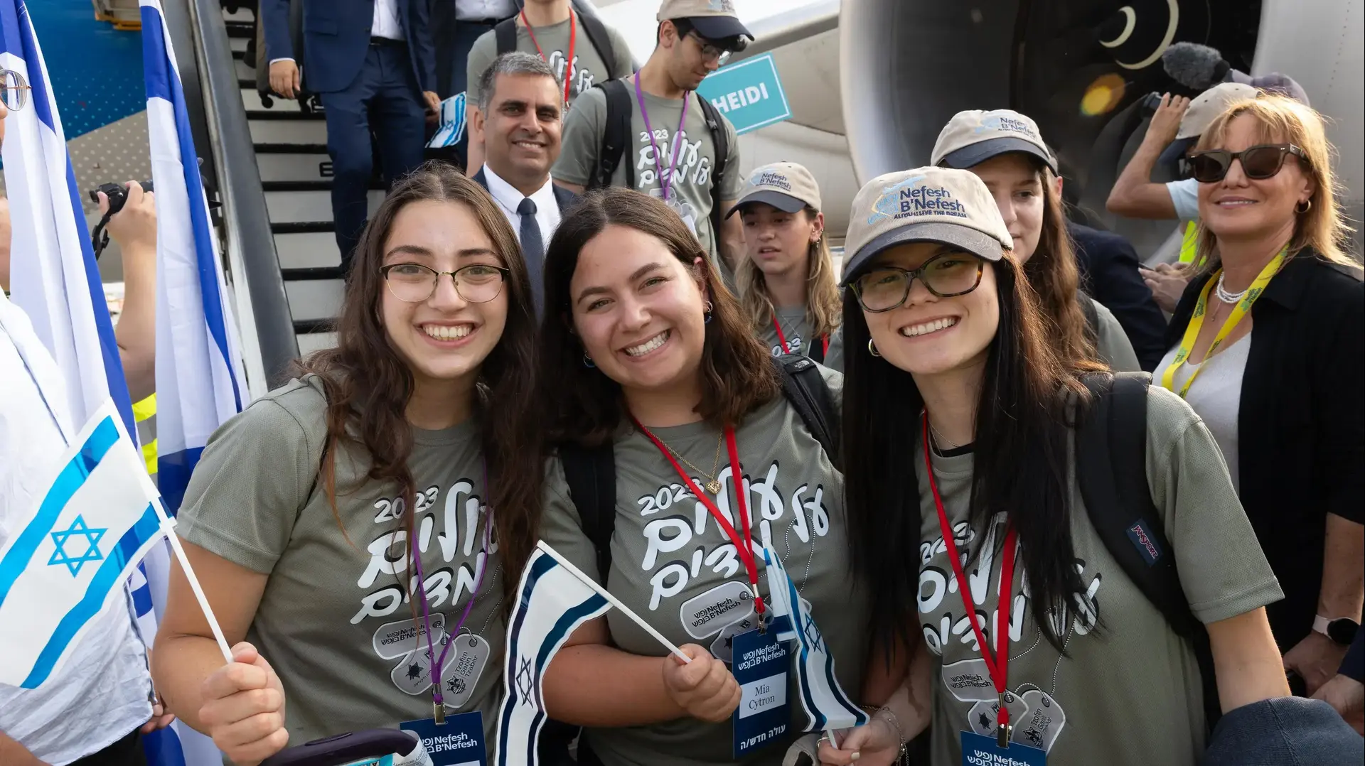קרן סנדרוביץ' (משמאל) לאחר הנחיתה במטוס "נפש בנפש" קרן סנדרוביץ' (משמאל) לאחר הנחיתה במטוס "נפש בנפש"