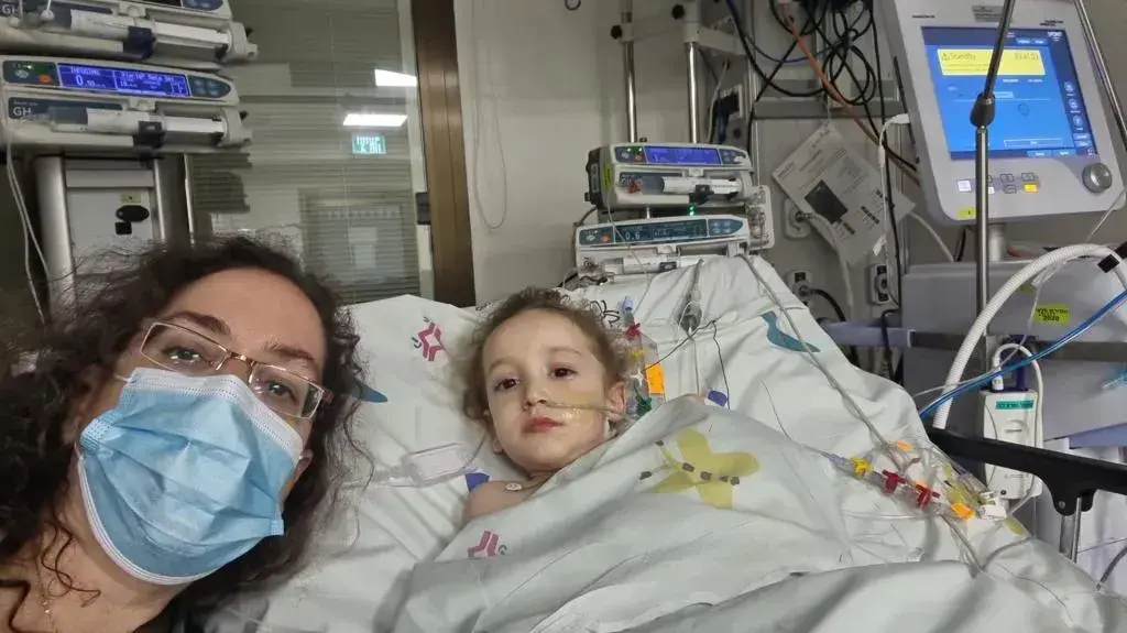 ילד מושתל לב מתאושש ביחידה לטיפול נמרץ לב בשניידר, לאחר שנתרם לו לב מילד בן 4 שטבע 17 באוגוסט 2023 ילד מושתל לב מתאושש ביחידה לטיפול נמרץ לב בשניידר, לאחר שנתרם לו לב מילד בן 4 שטבע 17 באוגוסט 2023