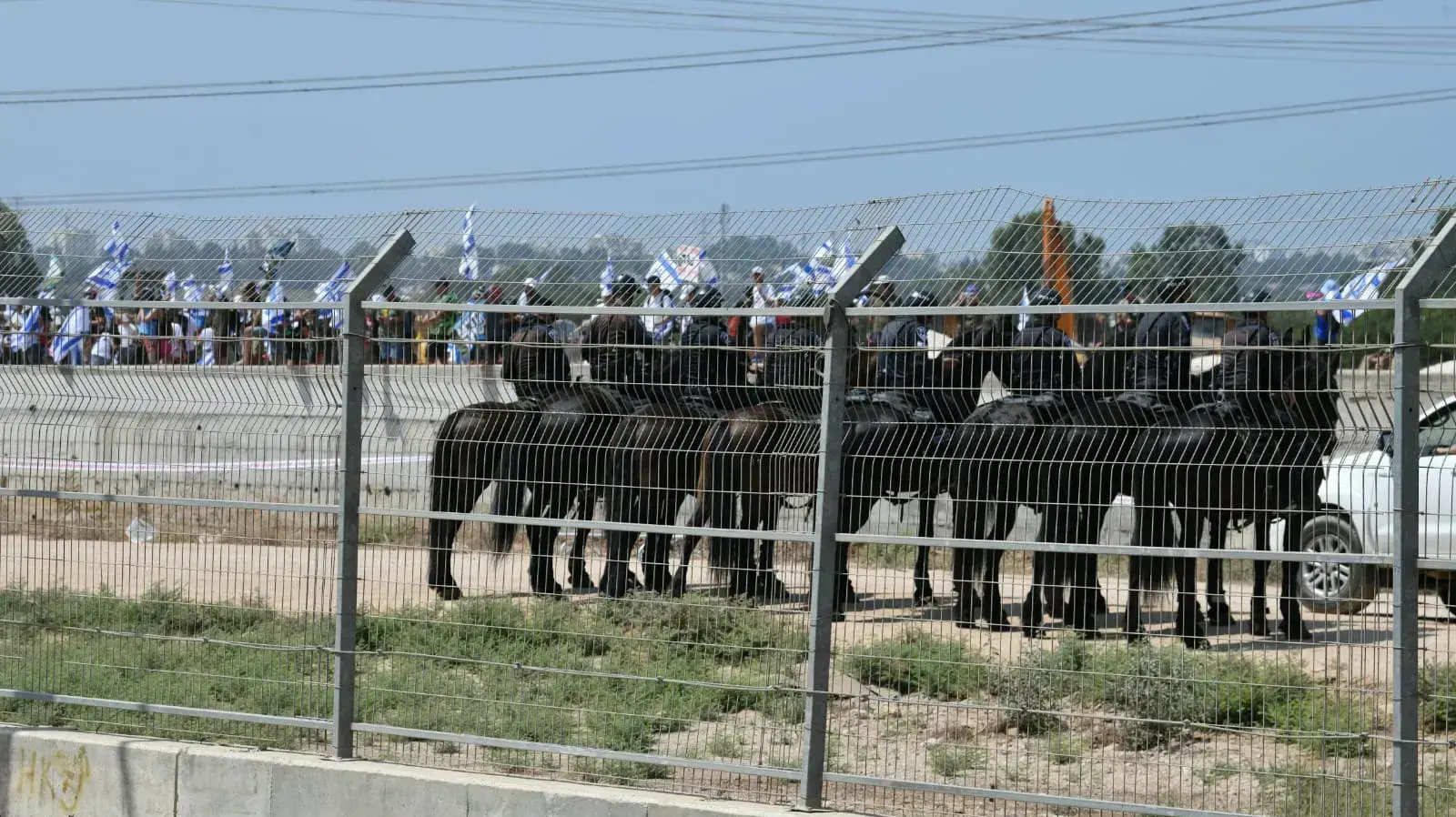 פרשי משטרה ממתינים למוחים על נסיעתו של רה"מ בנימין נתניהו ברכבת הקלה, 17 באוגוסט 2023