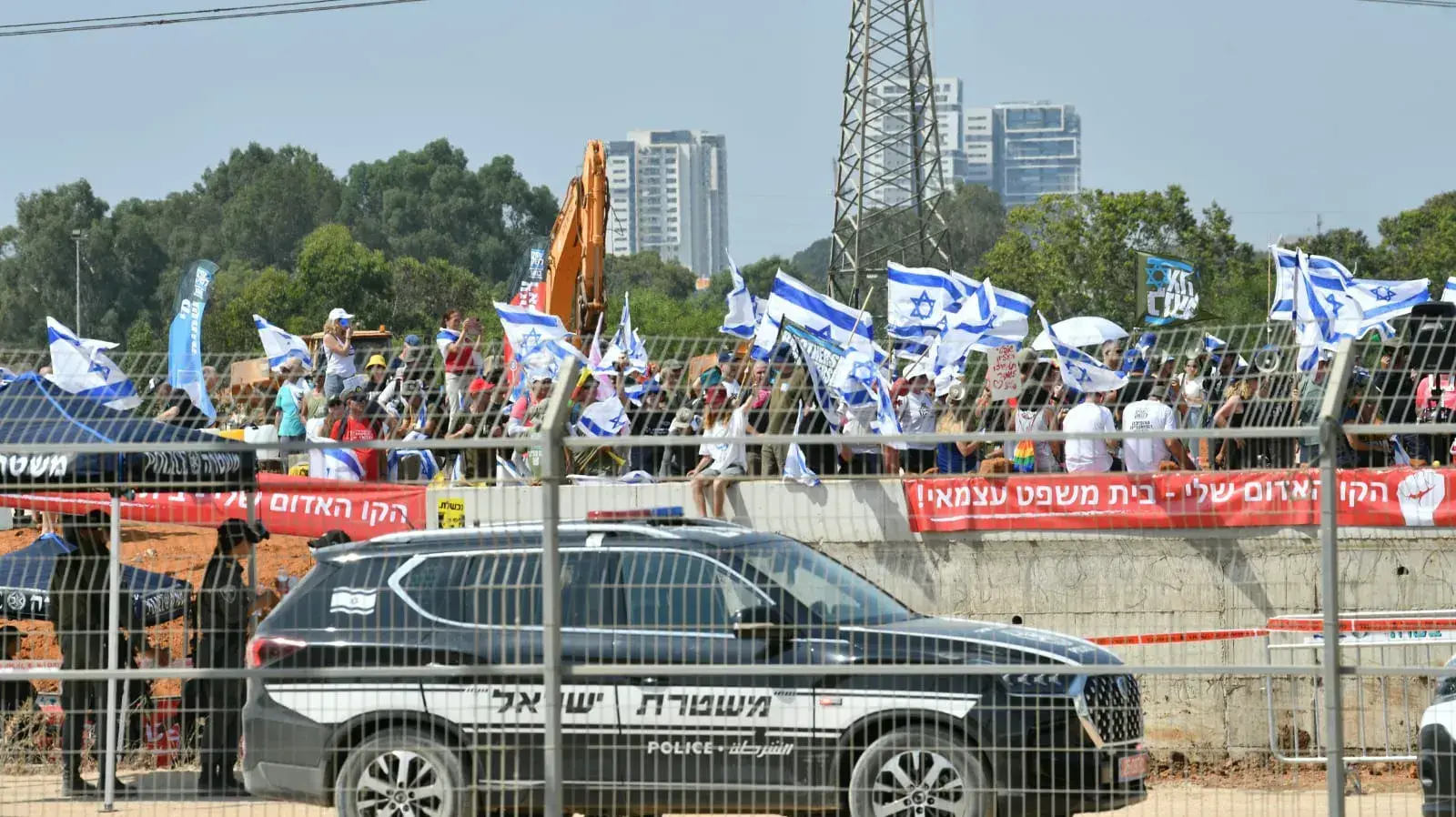 מפגינים נגד המהפכה המשפטית מוחים על נסיעתו של רה"מ בנימין נתניהו ברכבת הקלה, 17 באוגוסט 2023 מפגינים נגד המהפכה המשפטית מוחים על נסיעתו של רה"מ בנימין נתניהו ברכבת הקלה, 17 באוגוסט 2023