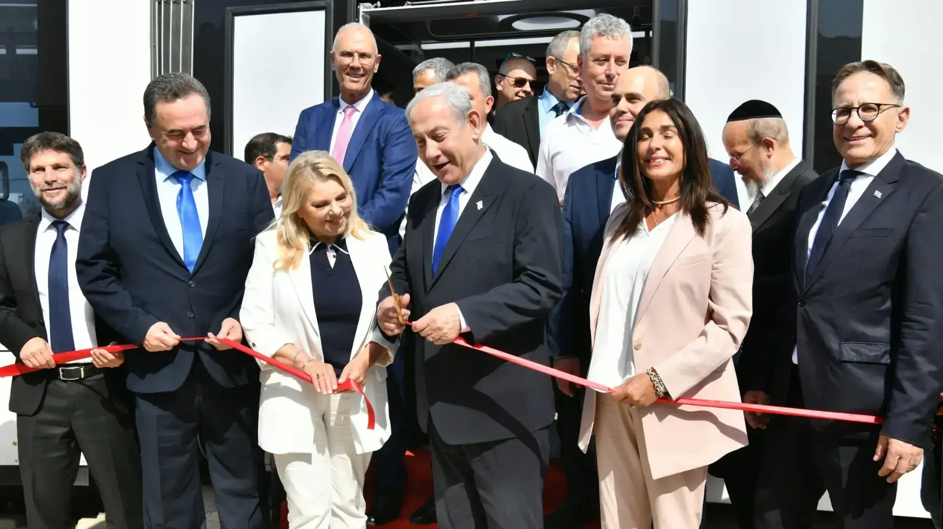 ראש הממשלה בנימין נתניהו, רעייתו שרה, שרת התחבורה מירי רגב , שר התחבורה לשעבר ישראל כץ, שר האוצר בצלאל סמוטריץ' משיקים את הרכבת הקלה, 17 באוגוסט 2023 ראש הממשלה בנימין נתניהו, רעייתו שרה, שרת התחבורה מירי רגב , שר התחבורה לשעבר ישראל כץ, שר האוצר בצלאל סמוטריץ' משיקים את הרכבת הקלה, 17 באוגוסט 2023