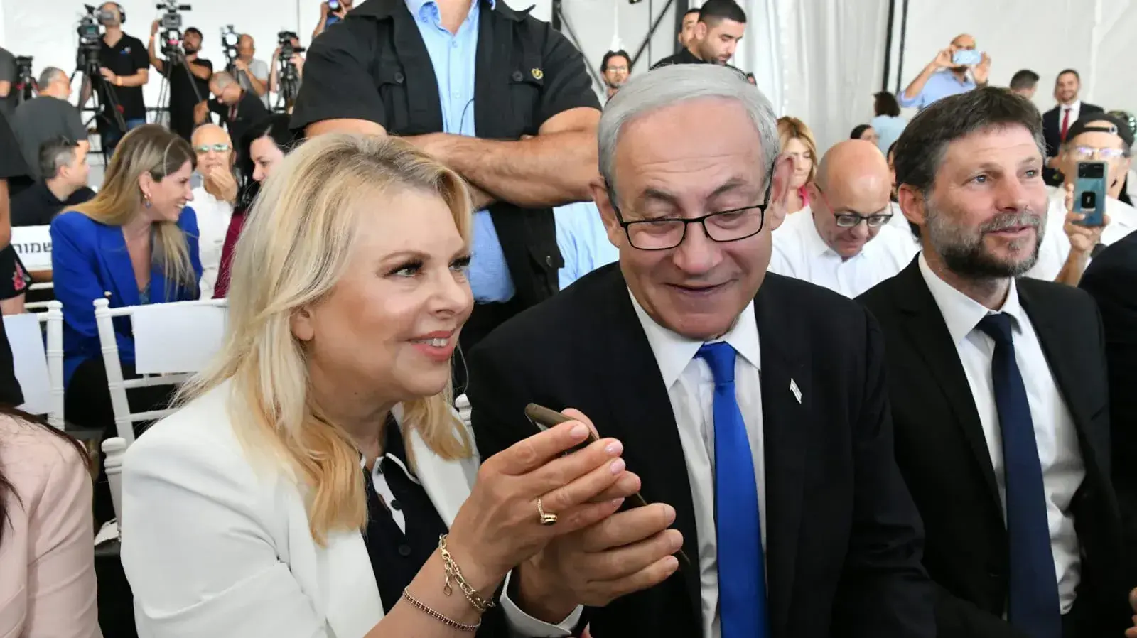 ראש הממשלה בנימין נתניהוו ורעייתו שרה, שר האוצר בצלאל סמוטריץ' , השקת הרכבת הקלה, 17 באוגוסט 2023 ראש הממשלה בנימין נתניהוו ורעייתו שרה, שר האוצר בצלאל סמוטריץ' , השקת הרכבת הקלה, 17 באוגוסט 2023