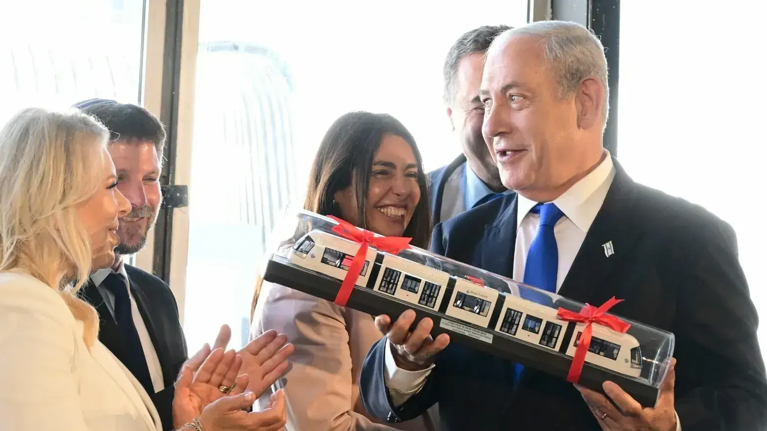 ראש הממשלה בנימין נתניהו, רעייתו שרה, שרת התחבורה מירי רגב , שר האנרגיה ישראל כץ, שר האוצר בצלאל סמוטריץ' בהשקת הרכבת הקלה, 17 באוגוסט 2023 ראש הממשלה בנימין נתניהו, רעייתו שרה, שרת התחבורה מירי רגב , שר האנרגיה ישראל כץ, שר האוצר בצלאל סמוטריץ' בהשקת הרכבת הקלה, 17 באוגוסט 2023