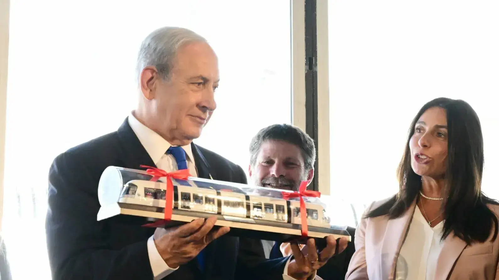 ראש הממשלה בנימין נתניהו,שרת התחבורה מירי רגב , שר האוצר בצלאל סמוטריץ' בהשקת הרכבת הקלה, 17 באוגוסט 2023 ראש הממשלה בנימין נתניהו,שרת התחבורה מירי רגב , שר האוצר בצלאל סמוטריץ' בהשקת הרכבת הקלה, 17 באוגוסט 2023