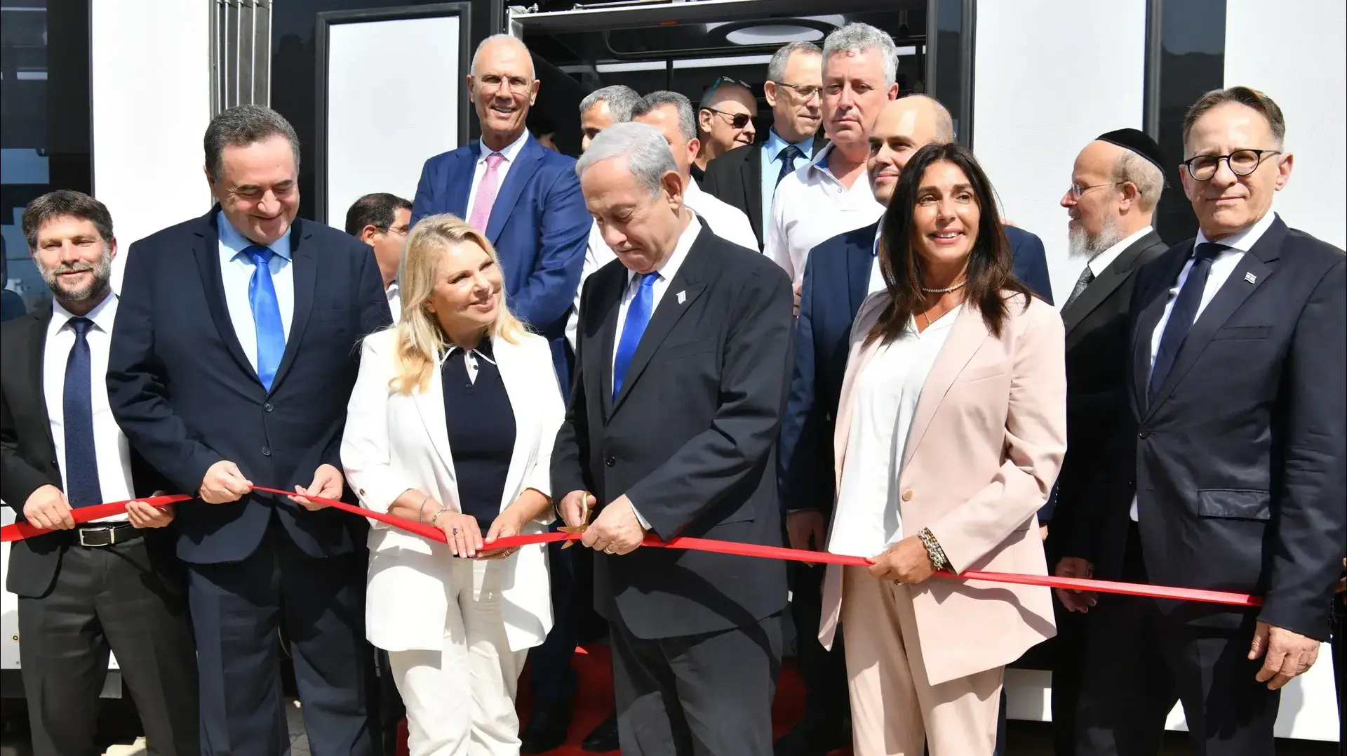 ראש הממשלה בנימין נתניהו, רעייתו שרה, שרת התחבורה מירי רגב , שר התשתיות כץ, שר האוצר בצלאל סמוטריץ' משיקים את הרכבת הקלה, 17 באוגוסט 2023 ראש הממשלה בנימין נתניהו, רעייתו שרה, שרת התחבורה מירי רגב , שר התשתיות כץ, שר האוצר בצלאל סמוטריץ' משיקים את הרכבת הקלה, 17 באוגוסט 2023