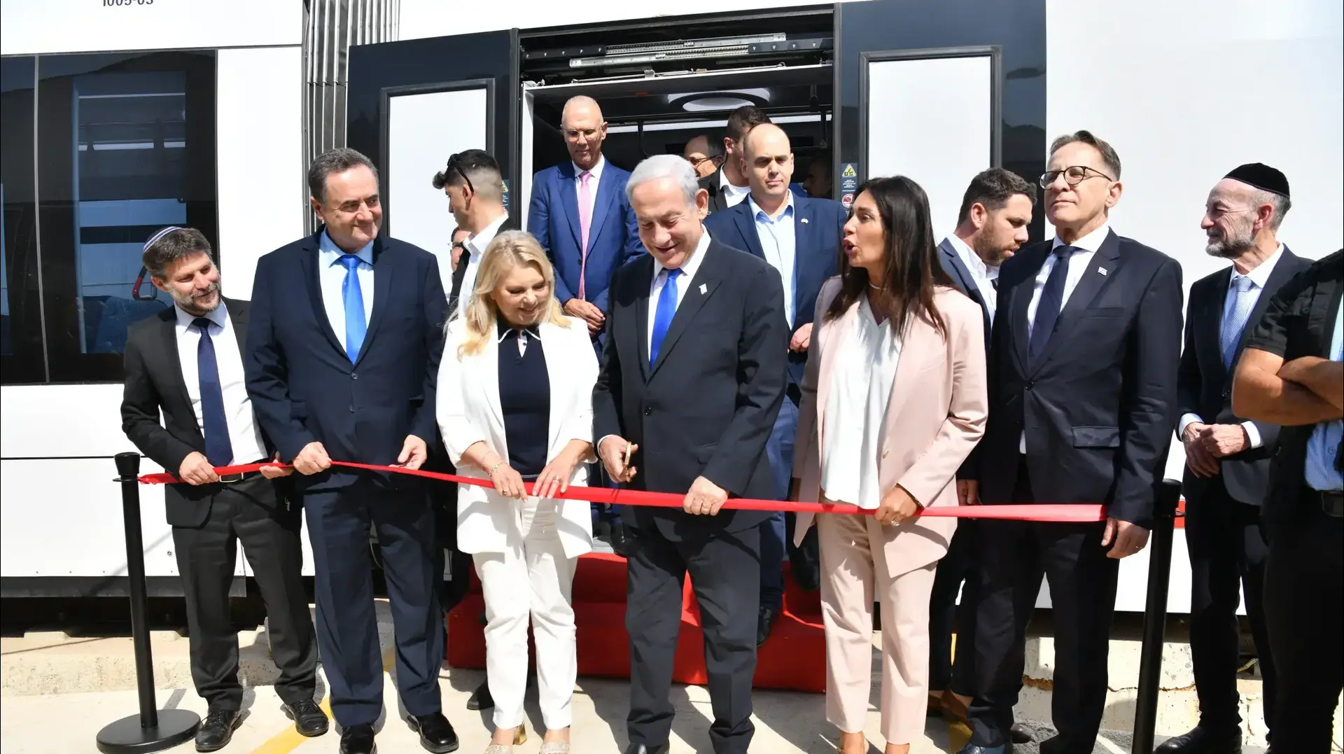 ראש הממשלה בנימין נתניהו, רעייתו שרה, שרת התחבורה מירי רגב , שר התשתיות כץ, שר האוצר בצלאל סמוטריץ' משיקים את הרכבת הקלה, 17 באוגוסט 2023 ראש הממשלה בנימין נתניהו, רעייתו שרה, שרת התחבורה מירי רגב , שר התשתיות כץ, שר האוצר בצלאל סמוטריץ' משיקים את הרכבת הקלה, 17 באוגוסט 2023