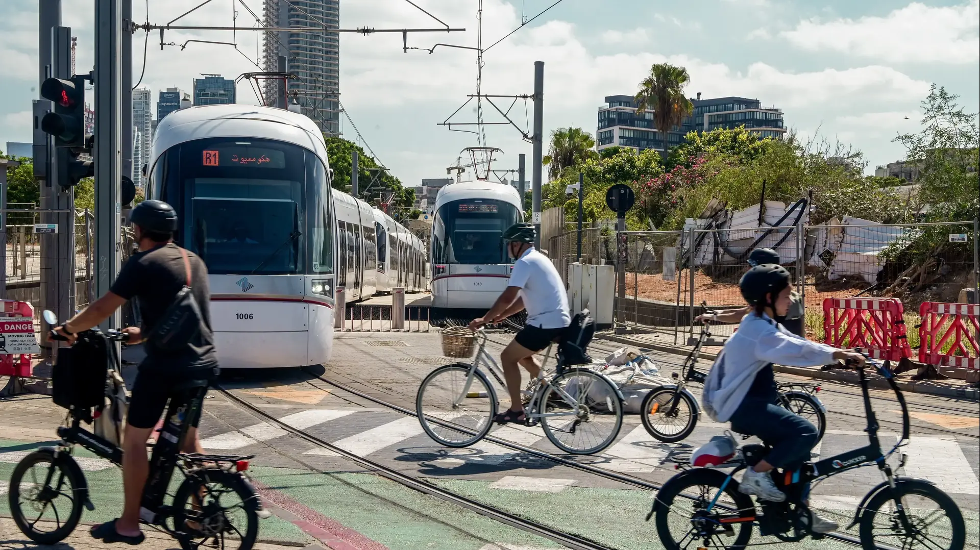 הקו האדום של הרכבת הקלה בתל אביב יוצא מתנת אליפלט לכיוון שדרות ירושלים ביפו
9 באוגוסט 2023 הקו האדום של הרכבת הקלה בתל אביב יוצא מתנת אליפלט לכיוון שדרות ירושלים ביפו
9 באוגוסט 2023