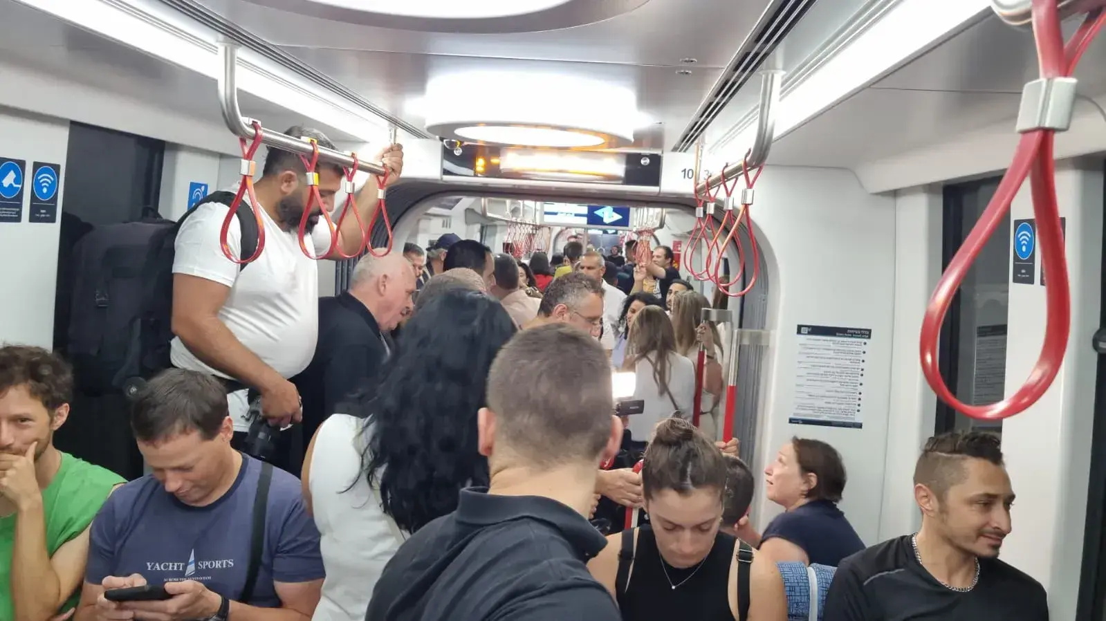 נוסעים ברכבת הקלה בבת ים. 18 באוגוסט 2023 נוסעים ברכבת הקלה בבת ים. 18 באוגוסט 2023