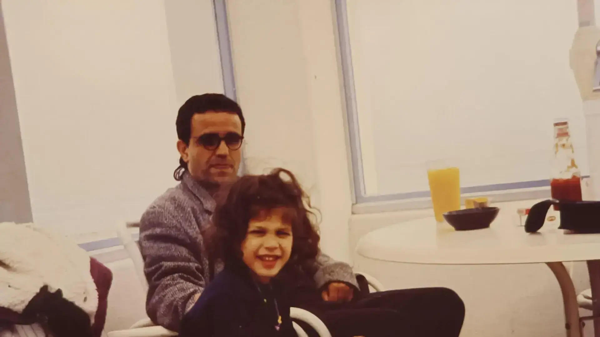 אהוד בנאי ובתו, מרים חוה בנאי, קליפורניה 1988, צולם במהלך מסע הופעות של אהוד בנאי והפליטים אהוד בנאי ובתו, מרים חוה בנאי, קליפורניה 1988, צולם במהלך מסע הופעות של אהוד בנאי והפליטים