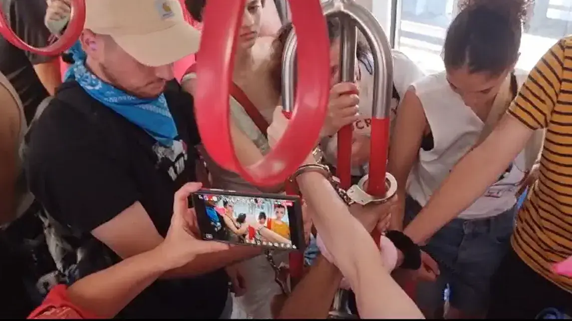 מפגינים אזקו עצמם ברכבת הקלה, 18 באוגוסט 2023