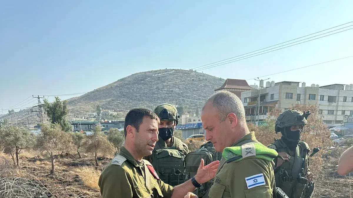 מפקד אוגדת איו"ש, תת-אלוף אבי בלוט ומפקד פיקוד המרכז, אלוף יהודה פוקס וגיעו הגיע לזירת פיגוע הירי בחווארה. 19 באוגוסט מפקד אוגדת איו"ש, תת-אלוף אבי בלוט ומפקד פיקוד המרכז, אלוף יהודה פוקס וגיעו הגיע לזירת פיגוע הירי בחווארה. 19 באוגוסט